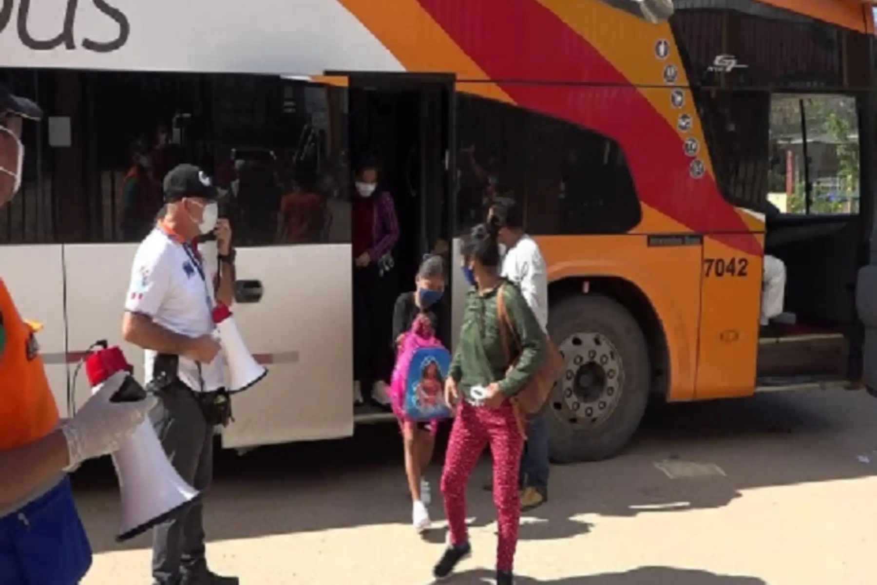 gracias a las gestiones del gobernador regional Francisco Pezo y el apoyo del  Instituto Nacional de Defensa Civil (Indeci), se  continuará con los traslados humanitarios, y quizá el martes retornará otro grupo desde Ica y Arequipa.