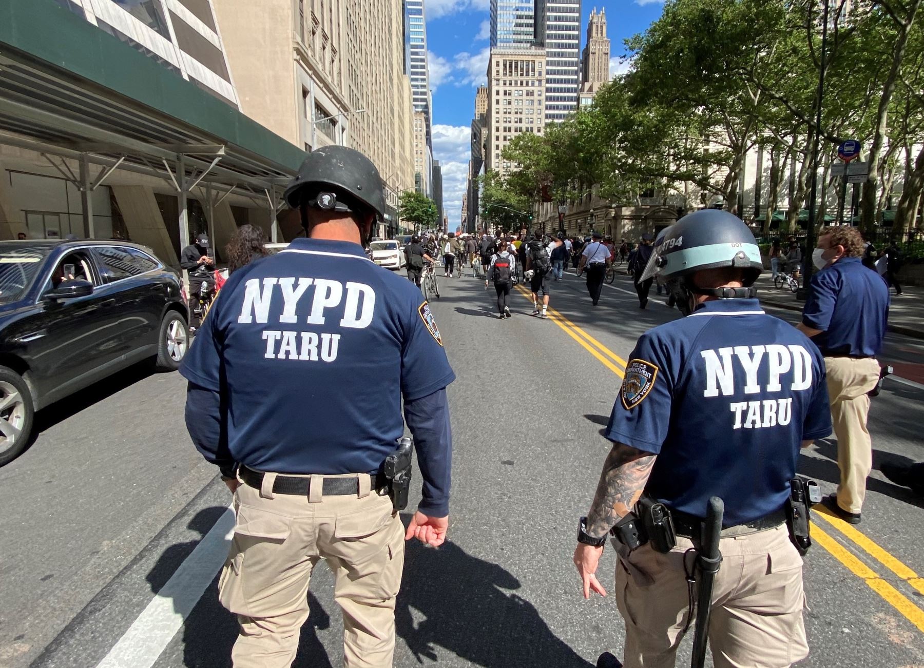 Agentes del Departamento de Policía de Nueva York (NYPD) siguen a cientos de personas que protestan durante una manifestación por la muerte del ciudadano afroestadounidense George Floyd, en Nueva York (EE. UU). Foto: EFE