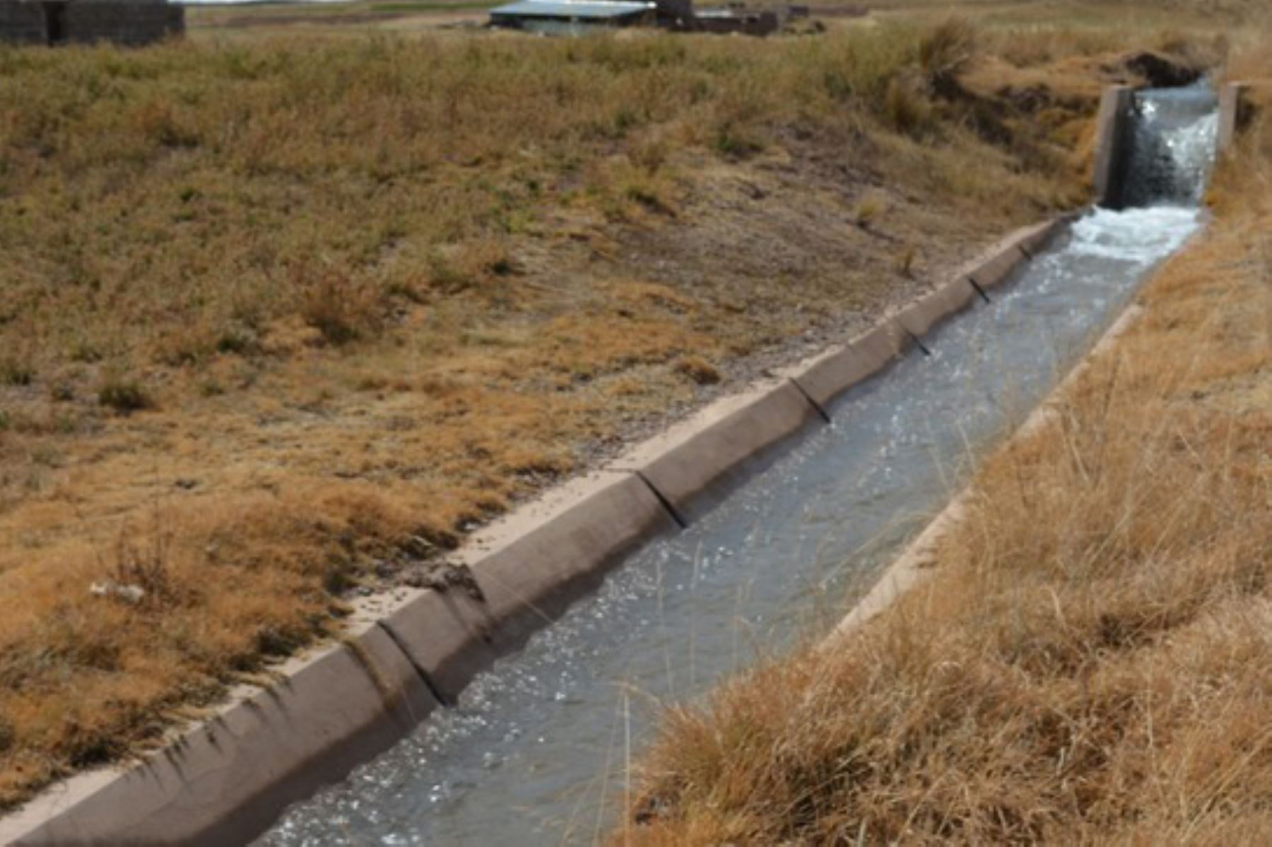 Intervención en el canal principal de riego de la provincia de Azángaro, región Puno, beneficiará a cerca de 1,500 familias. Foto: ANDINA/Difusión