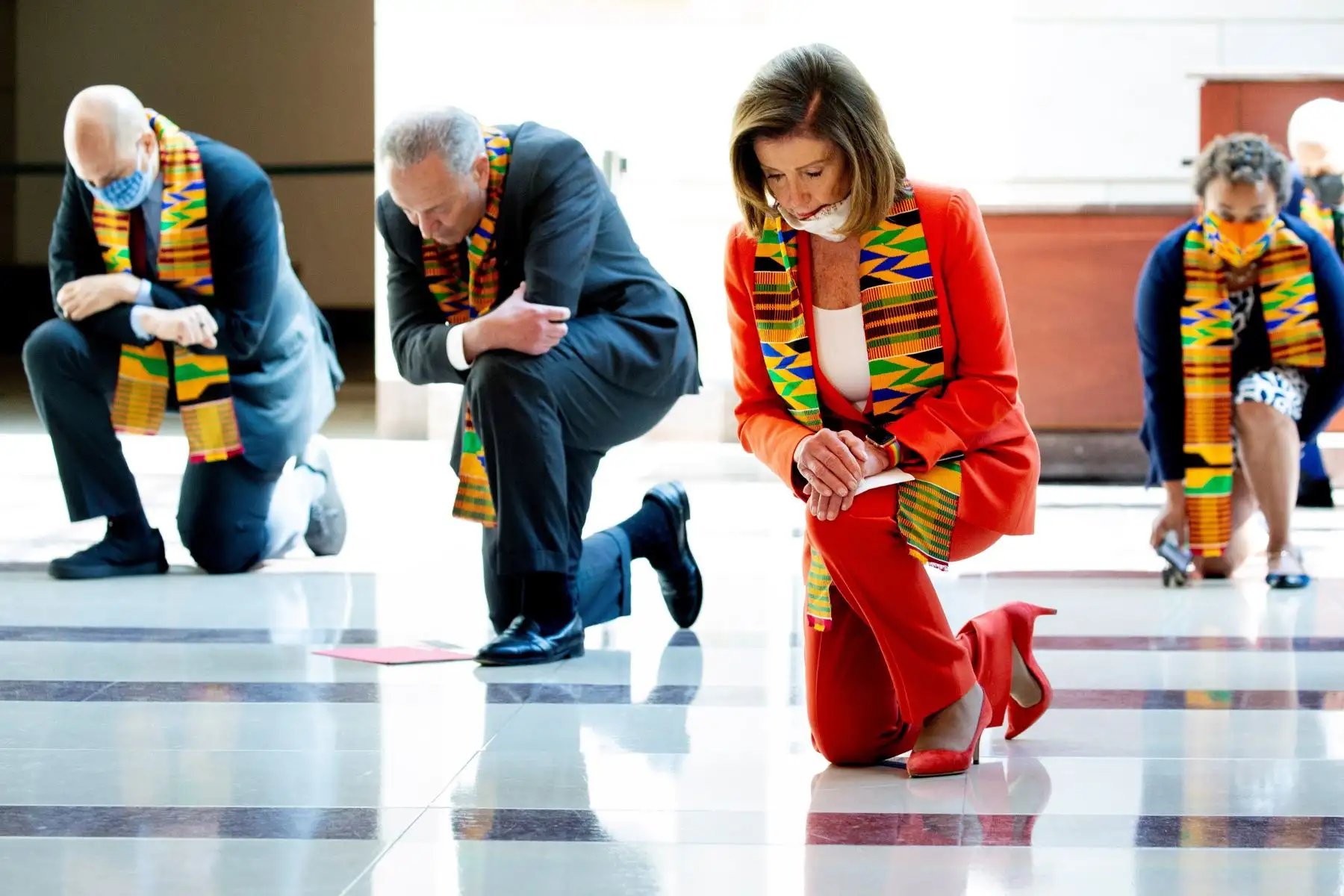 La presidenta de la Cámara de Representantes, la demócrata Nancy Pelosi (2d), se arrodilla junto a una decena de legisladores demócratas durante 8 minutos y 46 segundos, el tiempo que estuvo el afroamericano George Floyd con la rodilla de un policía blanco sobre su cuello. Foto: AFP