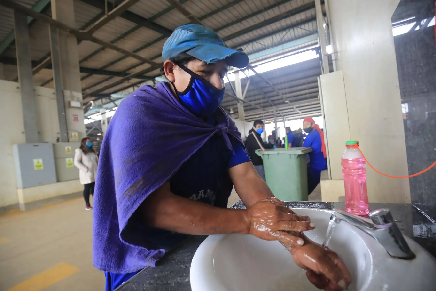 Estibador lavándose las manos en el Mercado Mayorista de Lima. 

Foto: ANDINA/Juan Carlos Guzmán Negrini.
