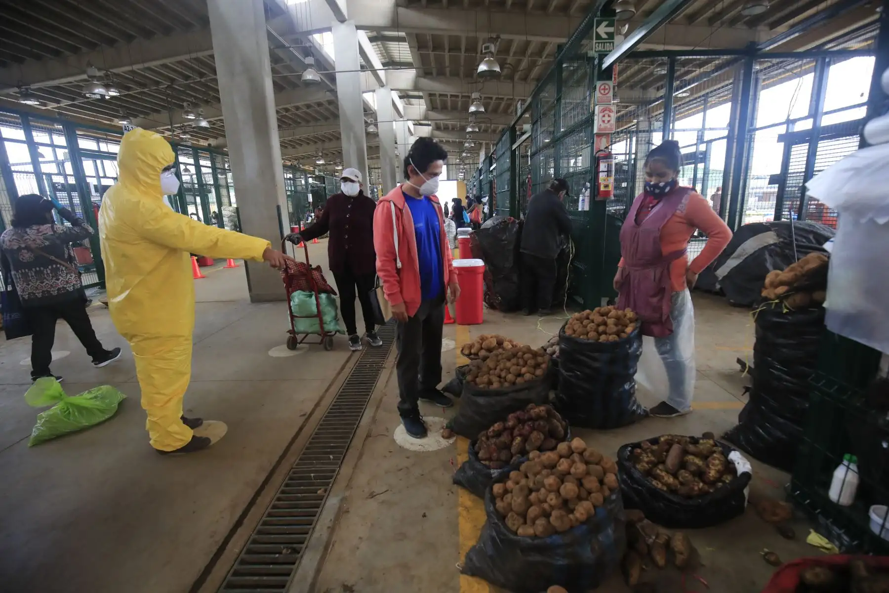 Clientes realizando compras en el Mercado Mayorista de Lima. Foto: ANDINA/Juan Carlos Guzmán Negrini.