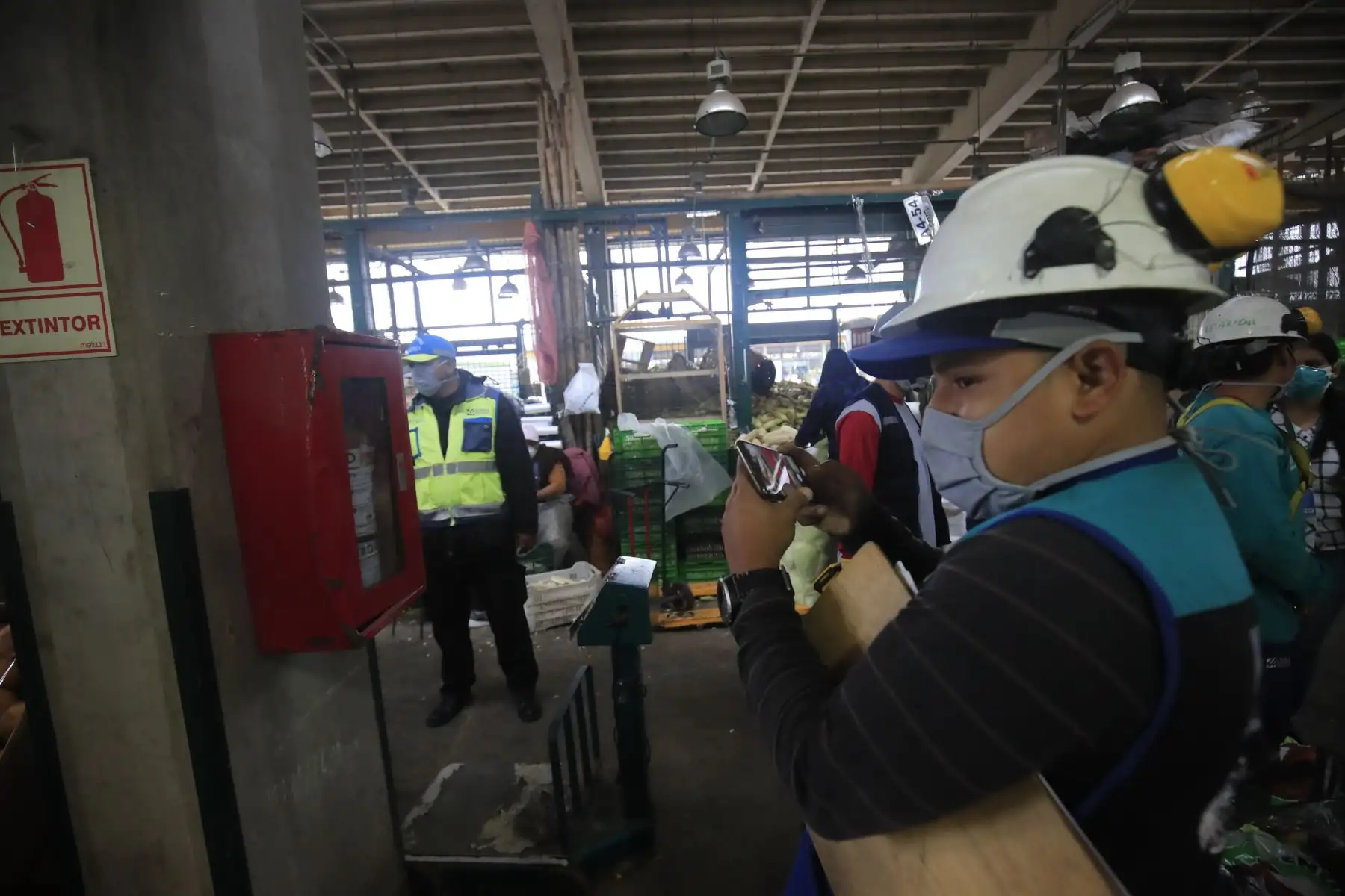 Funcionario municipal supervisa medidas de seguridad del Mercado Mayorista de Lima. 

Foto: ANDINA/Juan Carlos Guzmán Negrini.