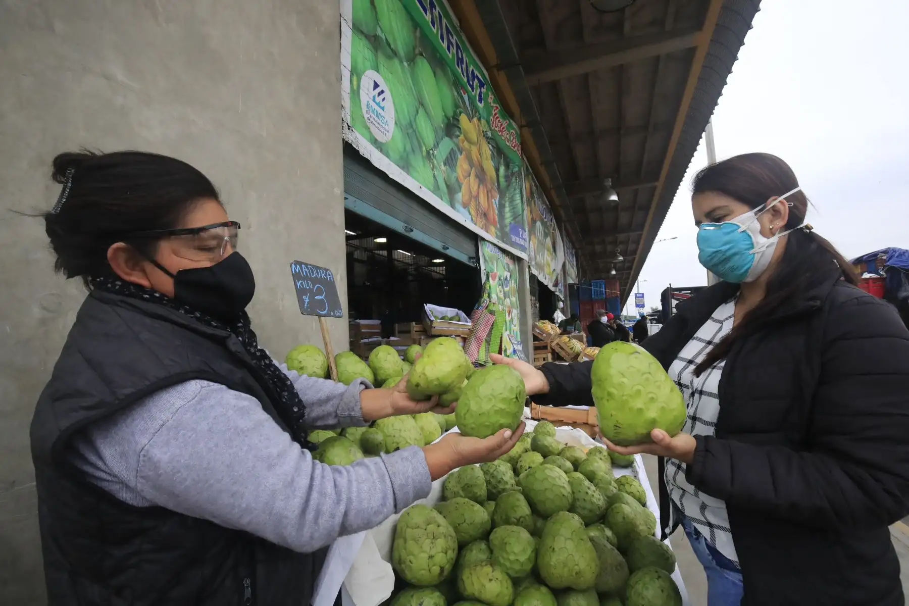 Venta de chirimoyas en el Mercado Mayorista de Lima. 

Foto: ANDINA/Juan Carlos Guzmán Negrini.