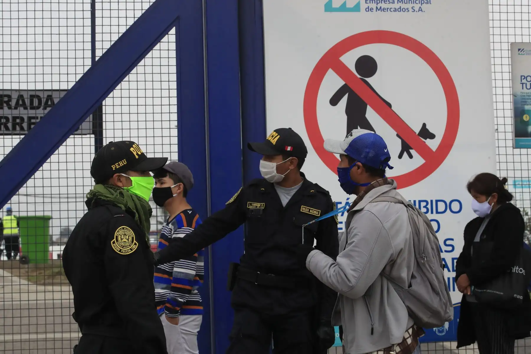 Control policial para el ingreso al Mercado Mayorista de Lima. 

Foto: ANDINA/Juan Carlos Guzmán Negrini.