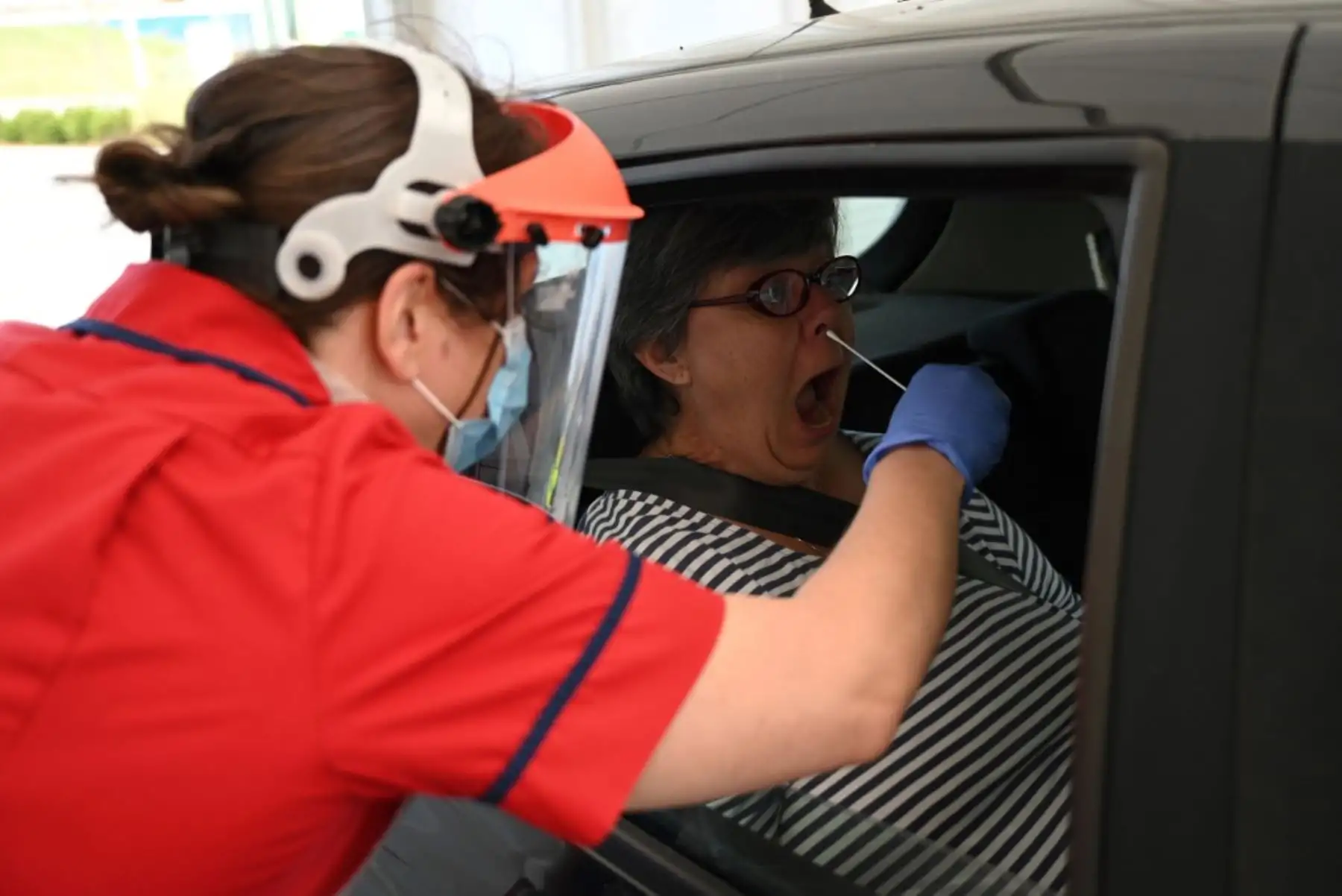 Un miembro del personal clínico usa equipo de protección personal mientras toma un hisopo para evaluar a un trabajador clave para el nuevo coronavirus en el Royal Papworth Hospital en Cambridge. Foto: AFP