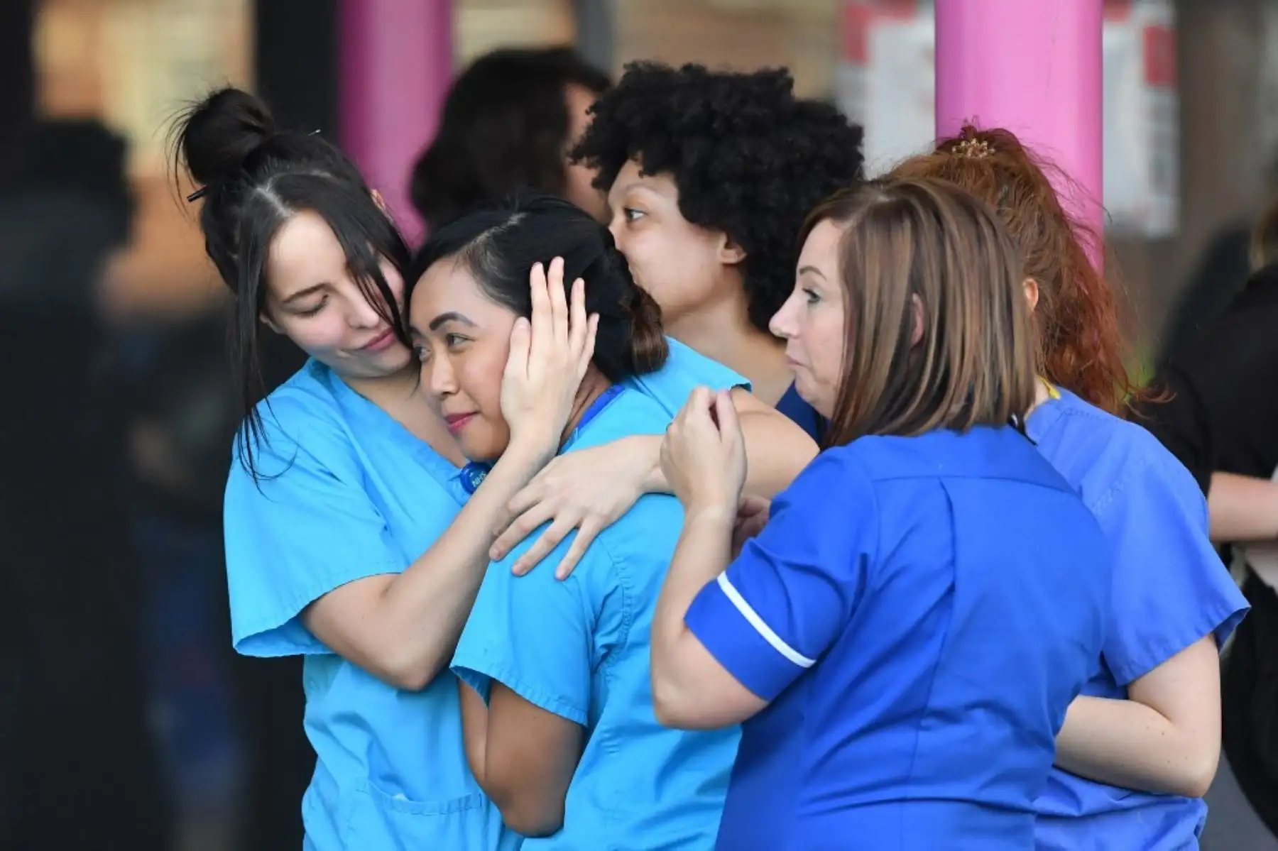Los trabajadores del Servicio Nacional de Salud participan en una campaña nacional para agradecer el trabajo de los trabajadores de Gran Bretaña. Foto: AFP