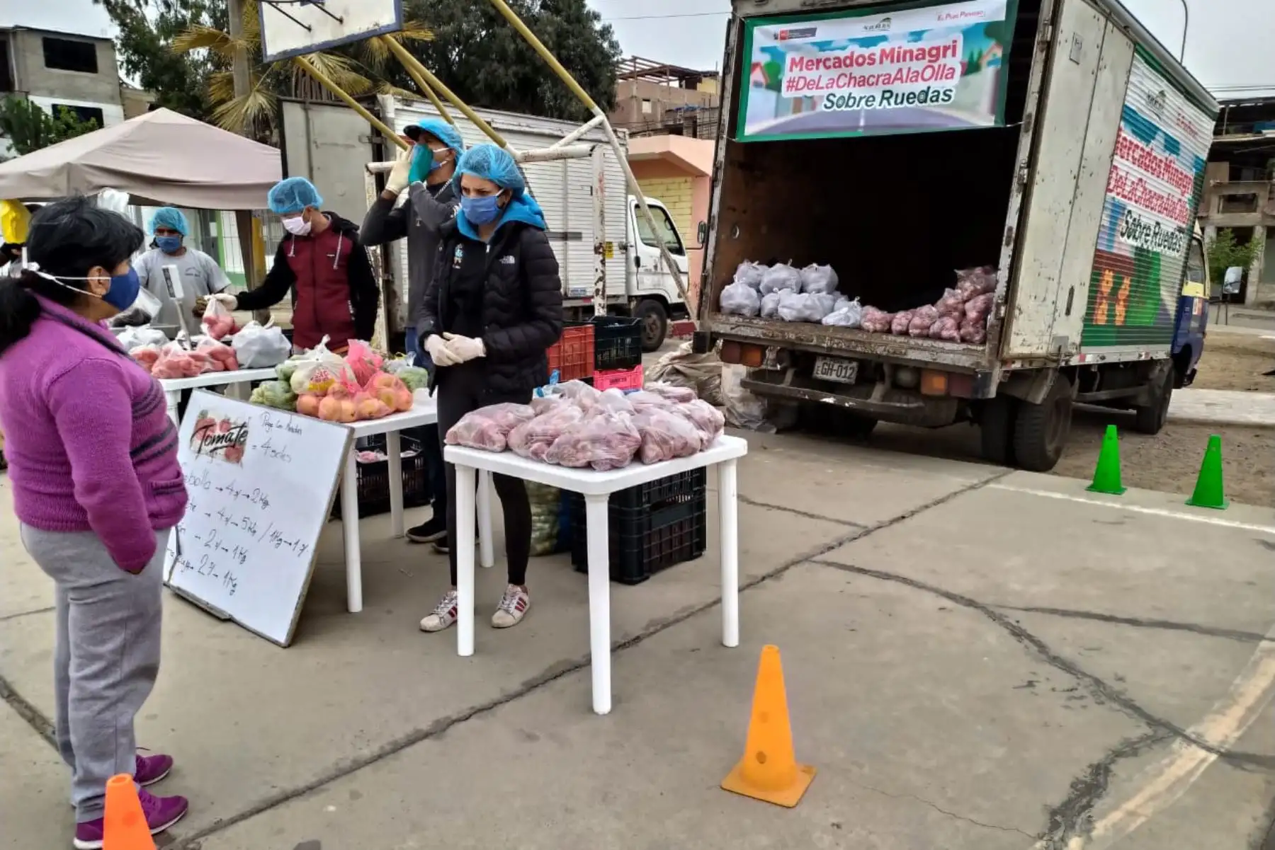 A través d del Ministerio de Agricultura se impulsa mercados en  Villa El Salvador. Con lista en mano, vecinos del distrito realizan sus compras de alimentos directamente del campo, manteniendo el orden y las medidas de bioseguridad. 
Foto:Minagri