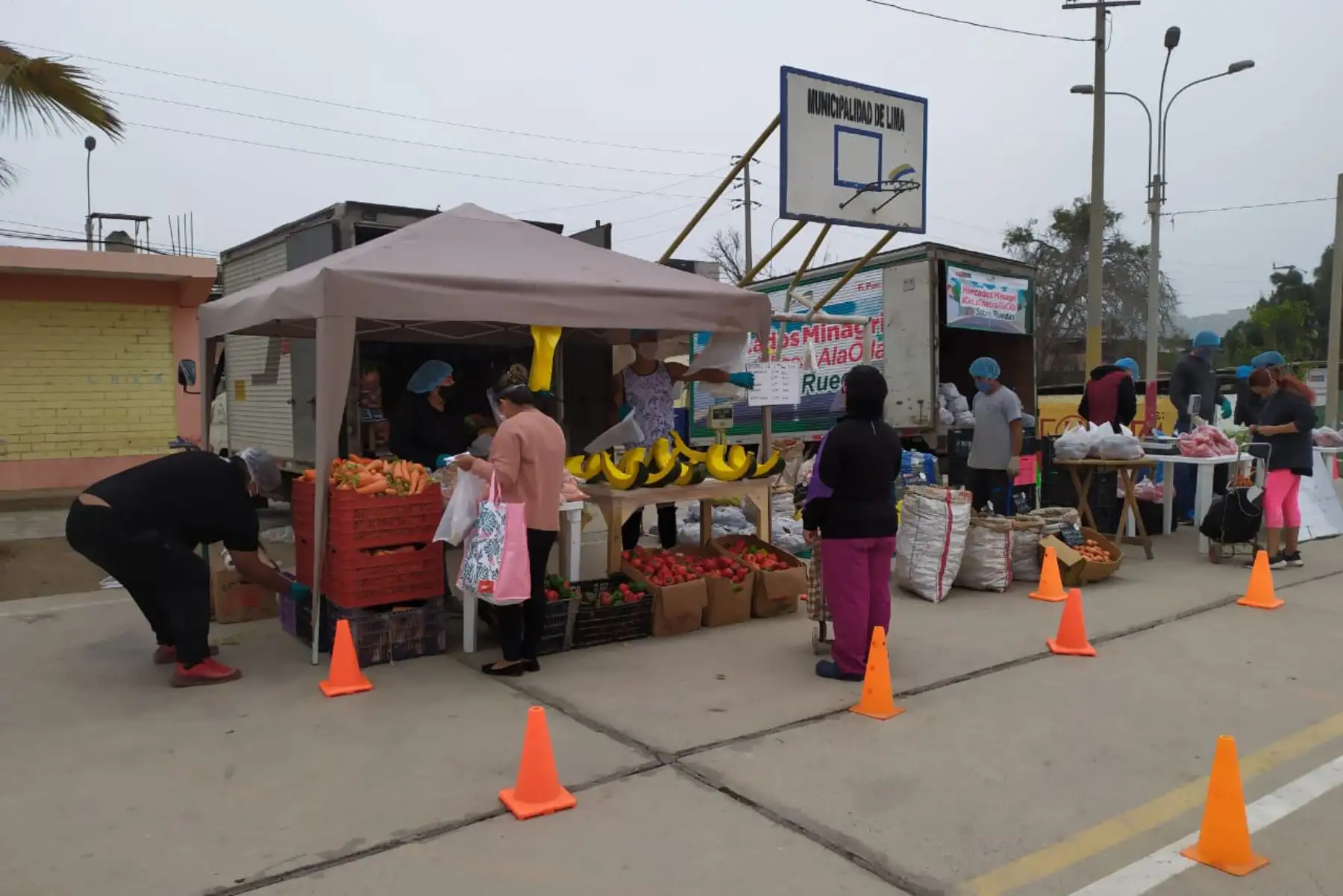 A través d del Ministerio de Agricultura se impulsa mercados en  Villa El Salvador. Con lista en mano, vecinos del distrito realizan sus compras de alimentos directamente del campo, manteniendo el orden y las medidas de bioseguridad. 
Foto:Minagri