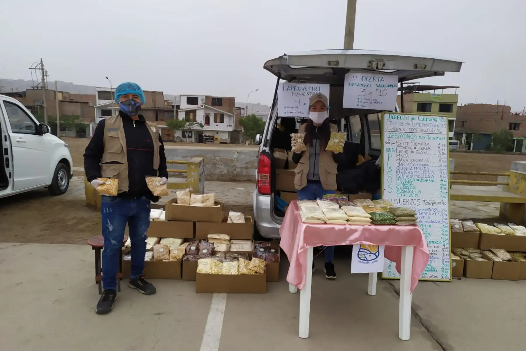 Nuestro mercado de Ministerio de Agricultura llegó a Villa El Salvador, Con lista en mano, vecinos del distrito realizan sus compras de alimentos directamente del campo, manteniendo el orden y las medidas de bioseguridad. 
Foto: ANDINA/@minagriperu.