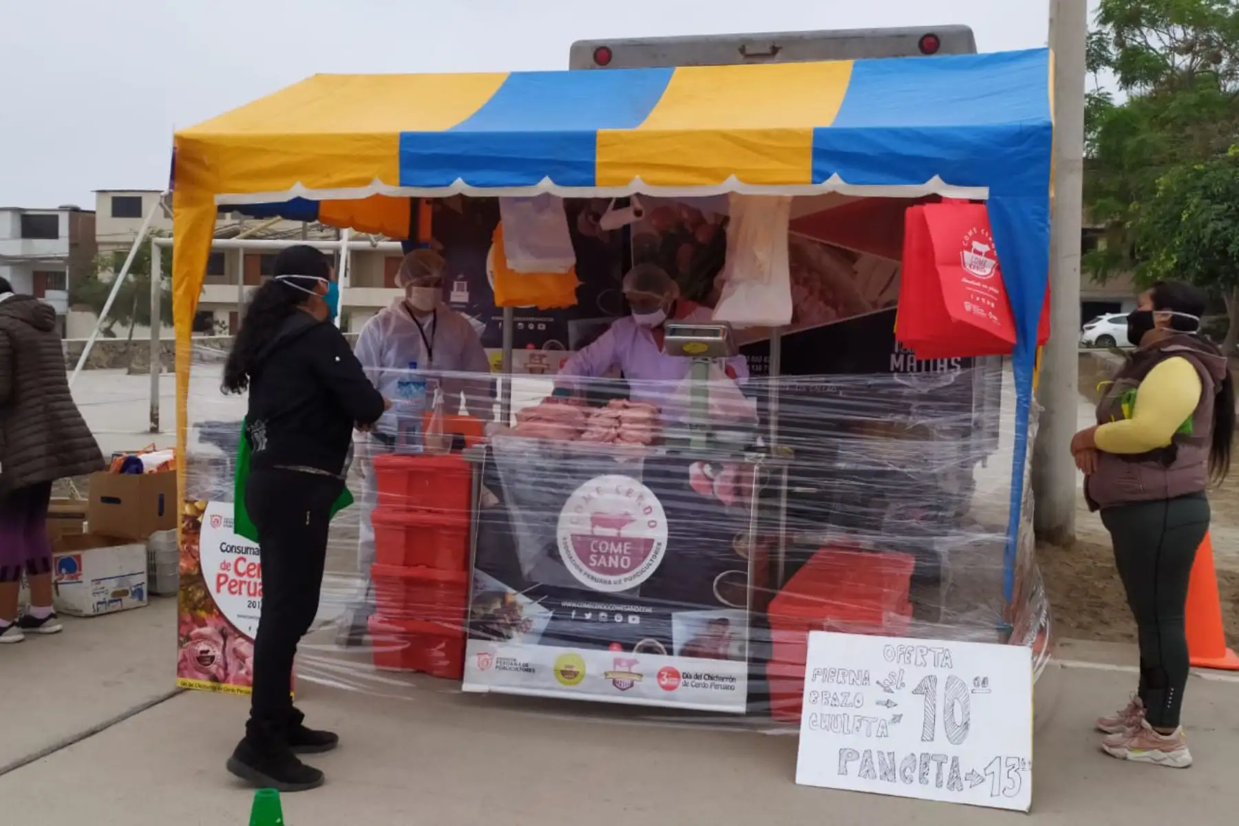 Nuestro mercado de Ministerio de Agricultura llegó a Villa El Salvador, Con lista en mano, vecinos del distrito realizan sus compras de alimentos directamente del campo, manteniendo el orden y las medidas de bioseguridad. 
Foto: ANDINA/@minagriperu.