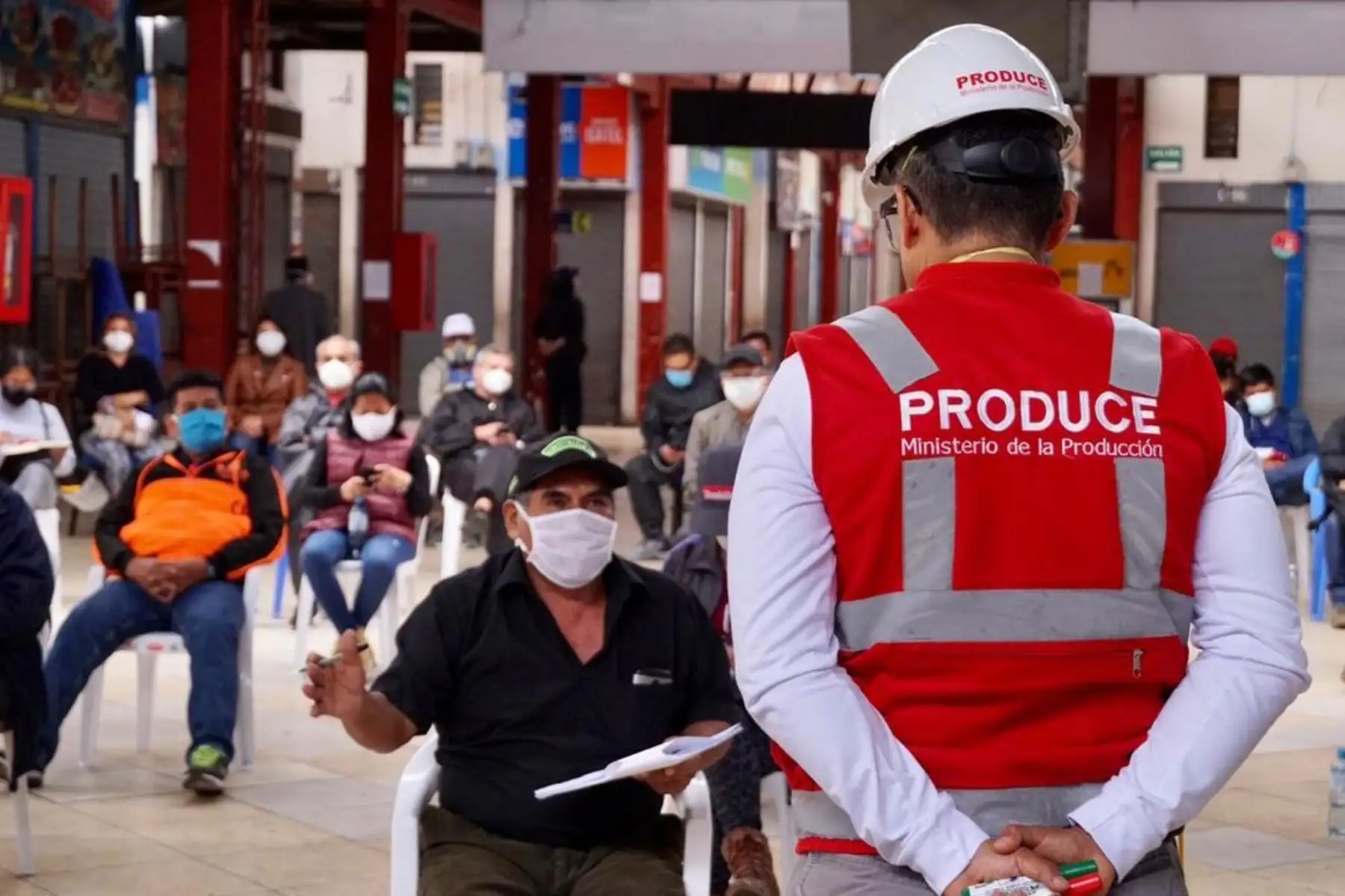 El Ministerio de la Producción y el  personal de la Gerencia de Desarrollo Económico de la Municipalidad de Lima, brindan asistencia técnica sobre implementación del Plan de Vigilancia contra el covid -19, a comerciantes de galerías que forman parte del conglomerado Las Malvinas.
Foto: Produce