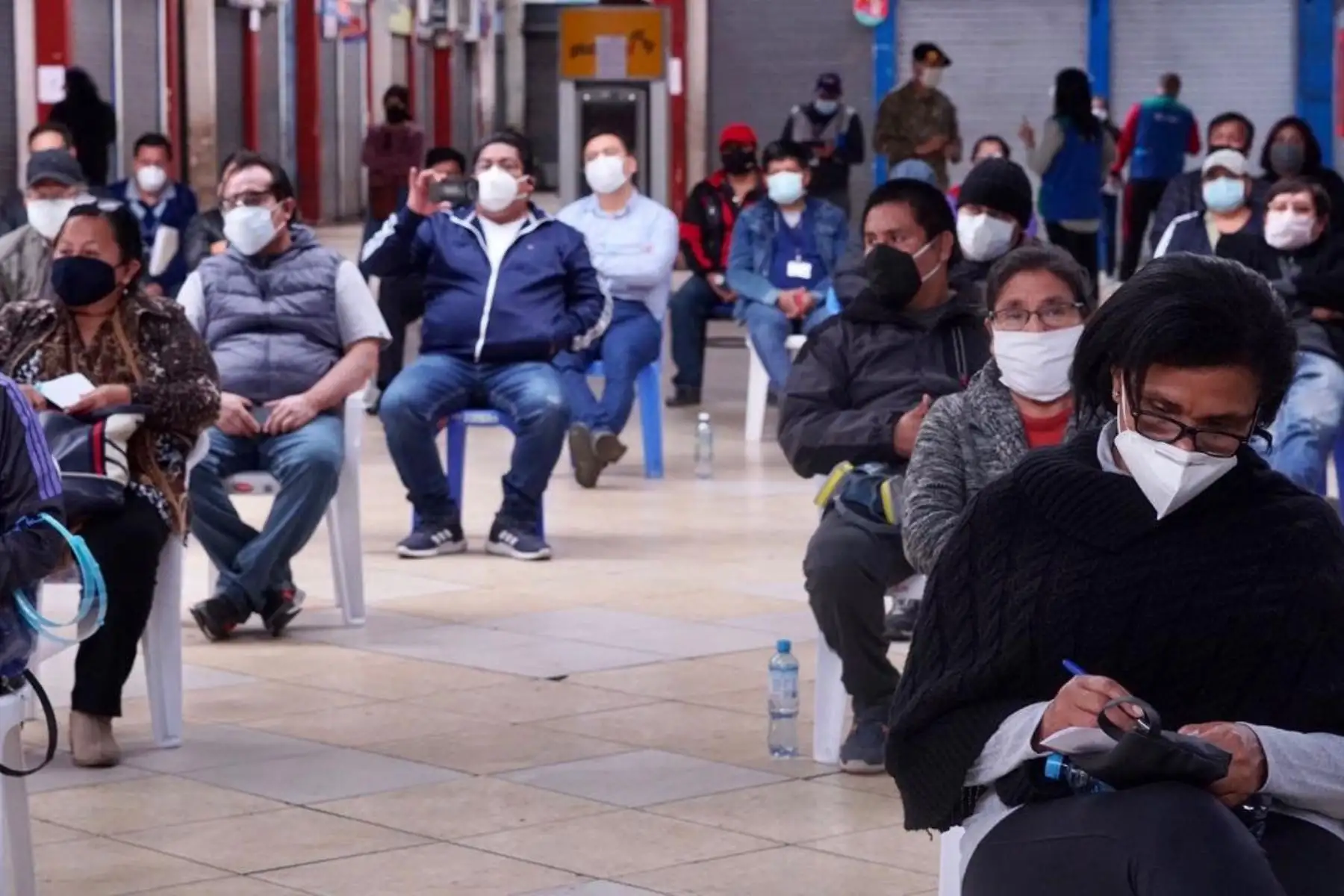 El Ministerio de la Producción y el  personal de la Gerencia de Desarrollo Económico de la Municipalidad de Lima, brindan asistencia técnica sobre implementación del Plan de Vigilancia contra el covid -19, a comerciantes de galerías que forman parte del conglomerado Las Malvinas.
Foto: Produce