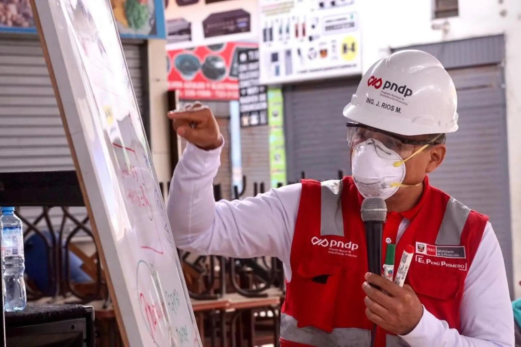 El Ministerio de la Producción y el  personal de la Gerencia de Desarrollo Económico de la Municipalidad de Lima, brindan asistencia técnica sobre implementación del Plan de Vigilancia contra el covid -19, a comerciantes de galerías que forman parte del conglomerado Las Malvinas.
Foto: Produce