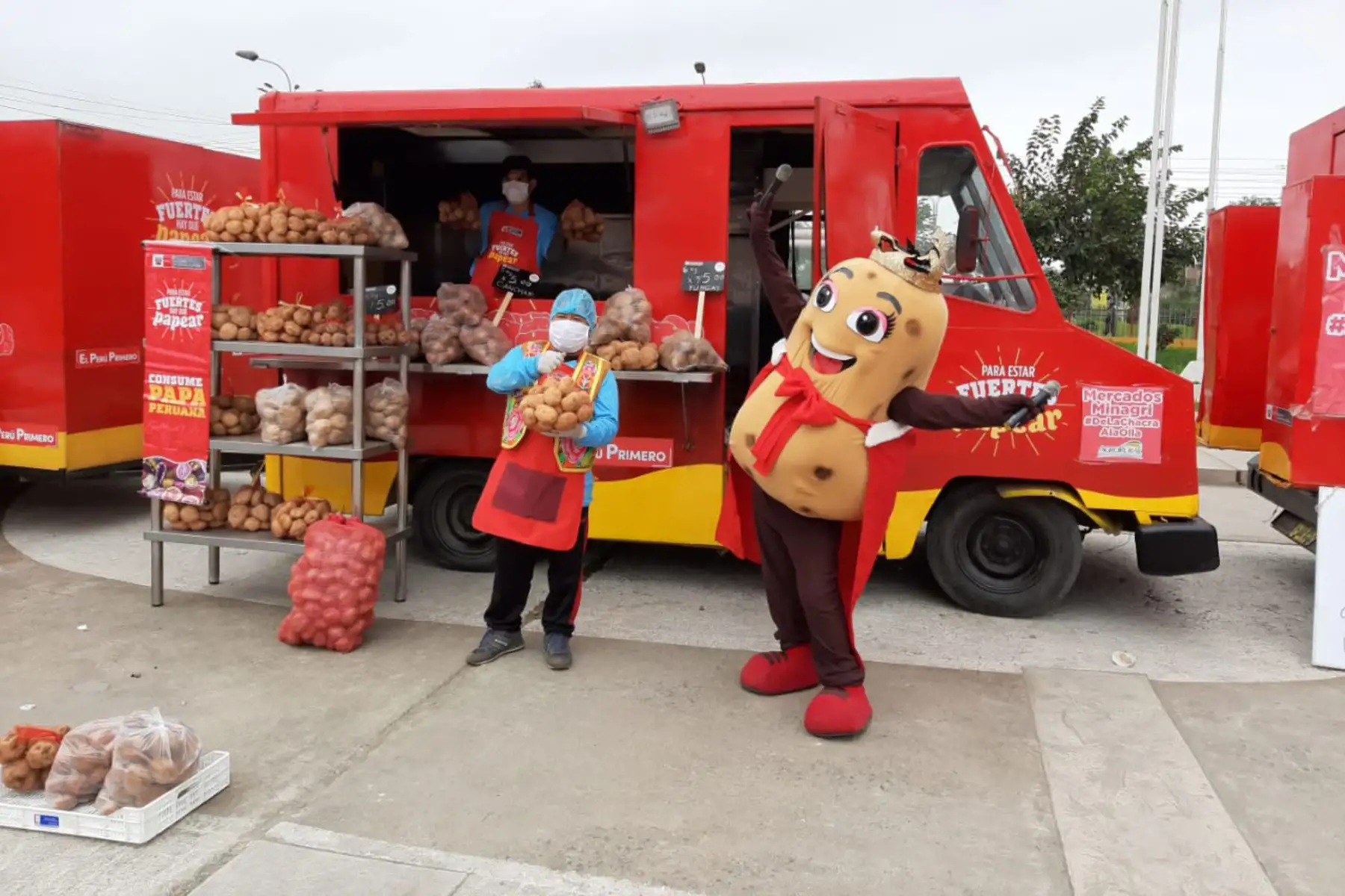 Programa del Ministerio de Agricultura " De la Chacra a la Olla sobre ruedas " llegó a la losa deportiva El Brillante en San Juan De Miraflores, para abastecer de alimentos a las familias locales.
Foto:Minagri