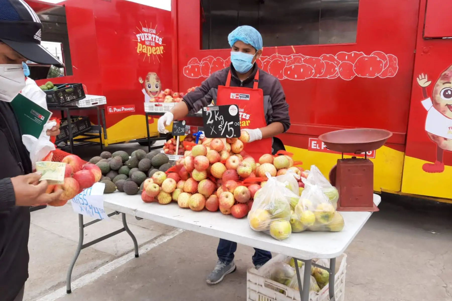 Programa del Ministerio de Agricultura " De la Chacra a la Olla sobre ruedas " llegó a la losa deportiva El Brillante en San Juan De Miraflores, para abastecer de alimentos a las familias locales.
Foto:Minagri