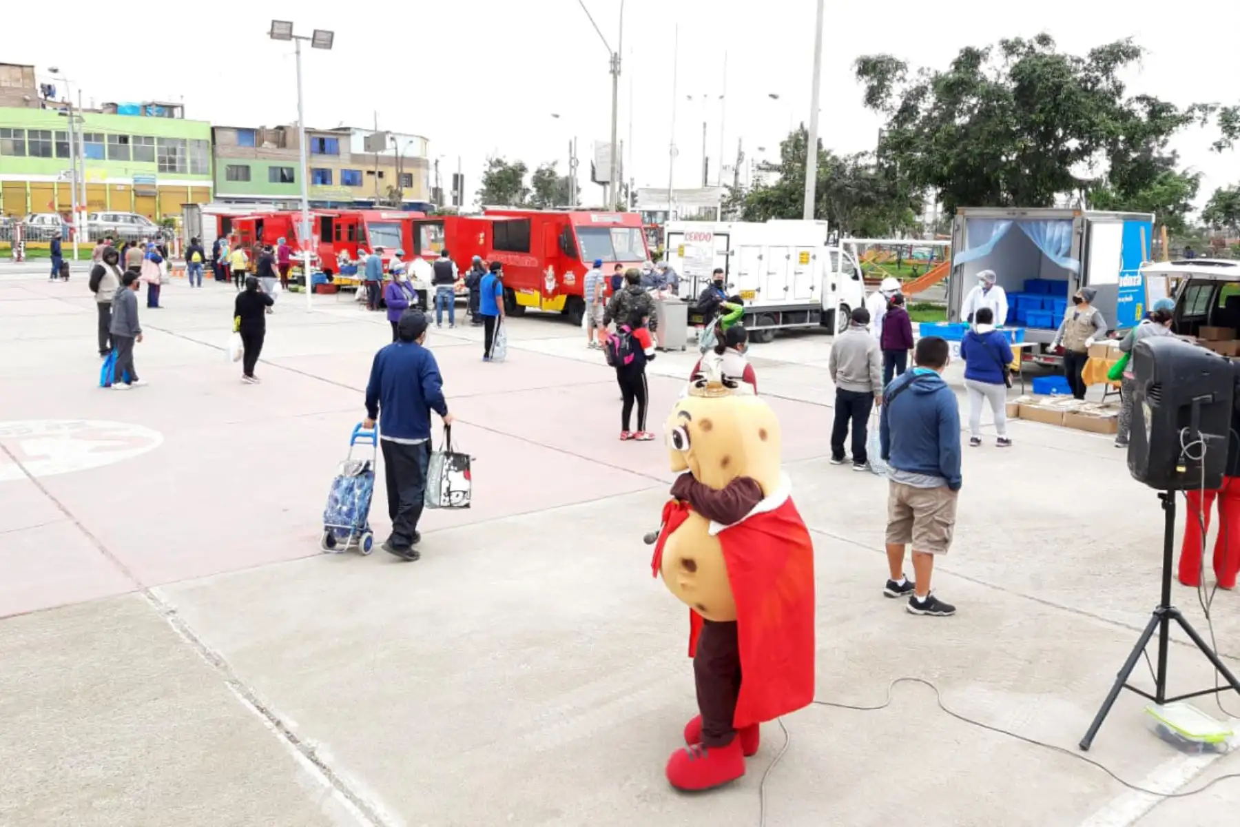 Programa del Ministerio de Agricultura " De la Chacra a la Olla sobre ruedas " llegó a la losa deportiva El Brillante en San Juan De Miraflores, para abastecer de alimentos a las familias locales.
Foto:Minagri