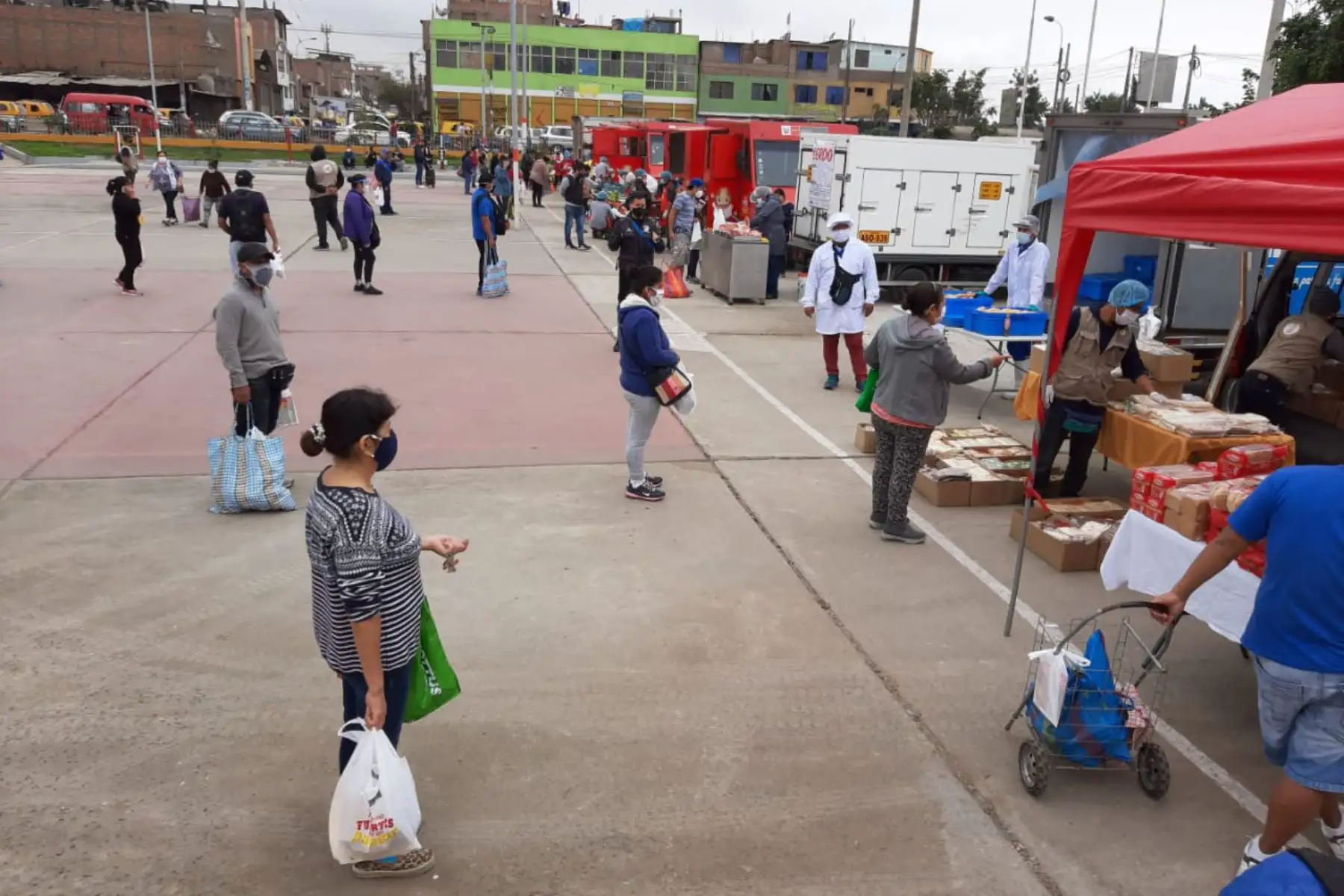 Programa del Ministerio de Agricultura " De la Chacra a la Olla sobre ruedas " llegó a la losa deportiva El Brillante en San Juan De Miraflores, para abastecer de alimentos a las familias locales.
Foto:Minagri
