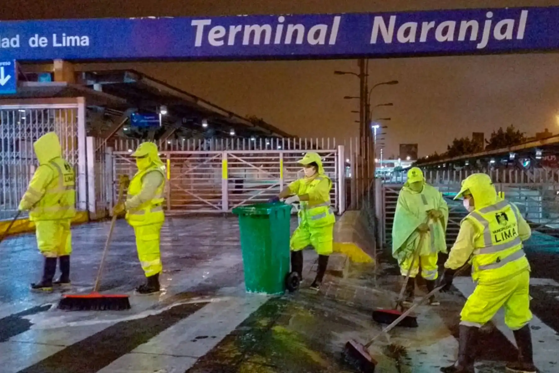 Personal especializado de la Municipalidad de Lima cumplió durante la madrugada el plan de desinfección en los alrededores de las estaciones Naranjal y Matellini del Metropolitano. Foto: ANDINA/ Municipalidad de Lima