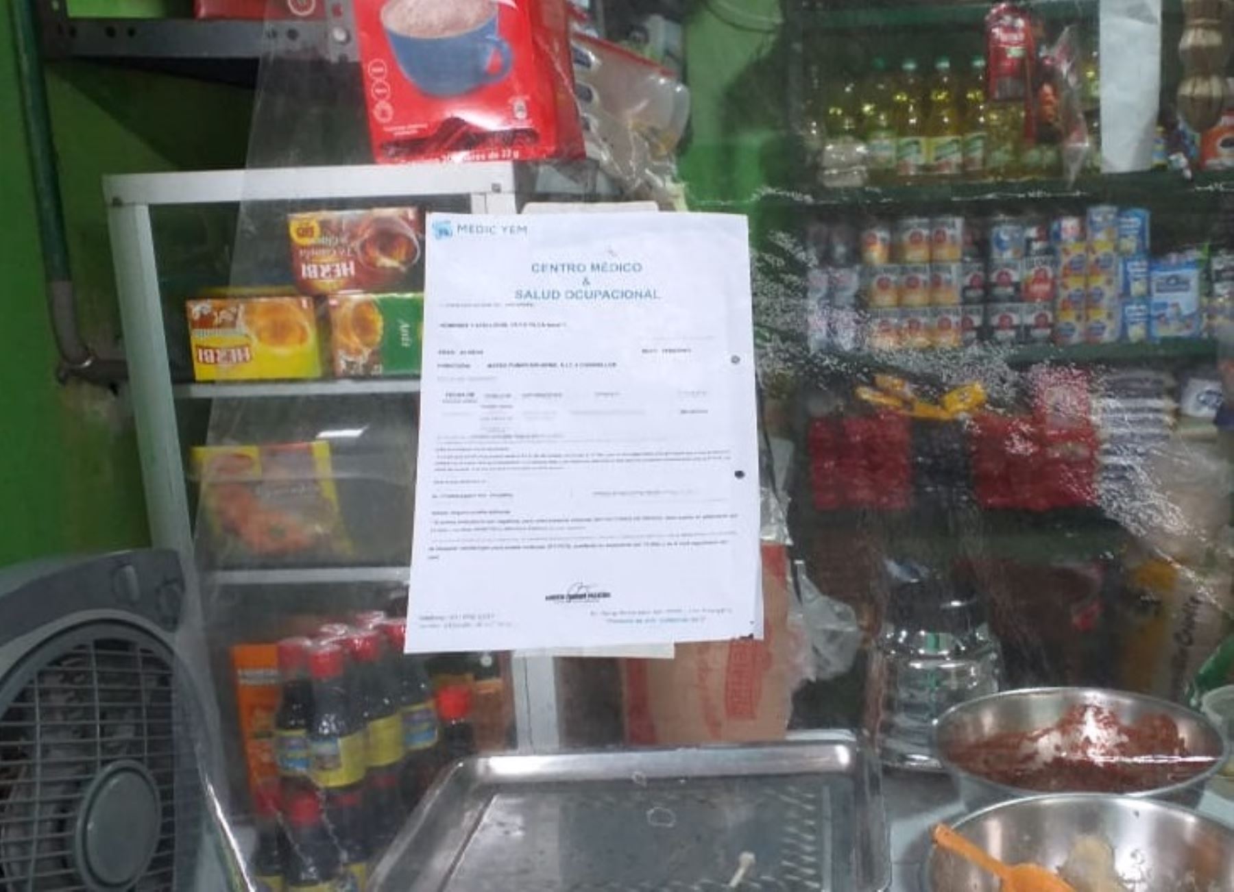 Comerciantes de mercado Santa Rosa de Surco pegan en sus puestos sus certificados de descarte de covid-19. Foto: Municipalidad de Surco