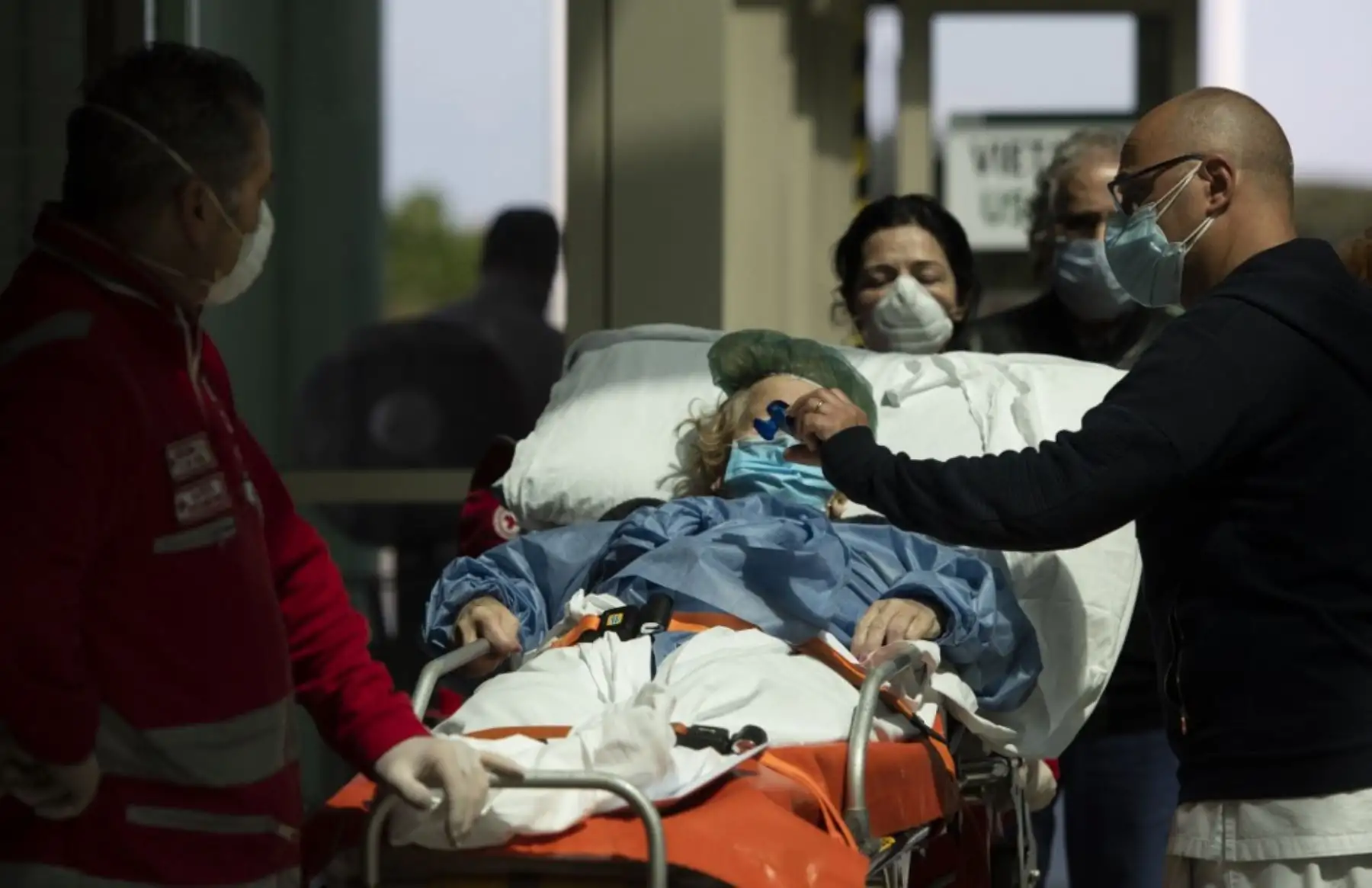 Un paciente anciano llega al hospital Tor Vergata Covid en Roma. Foto: AFP