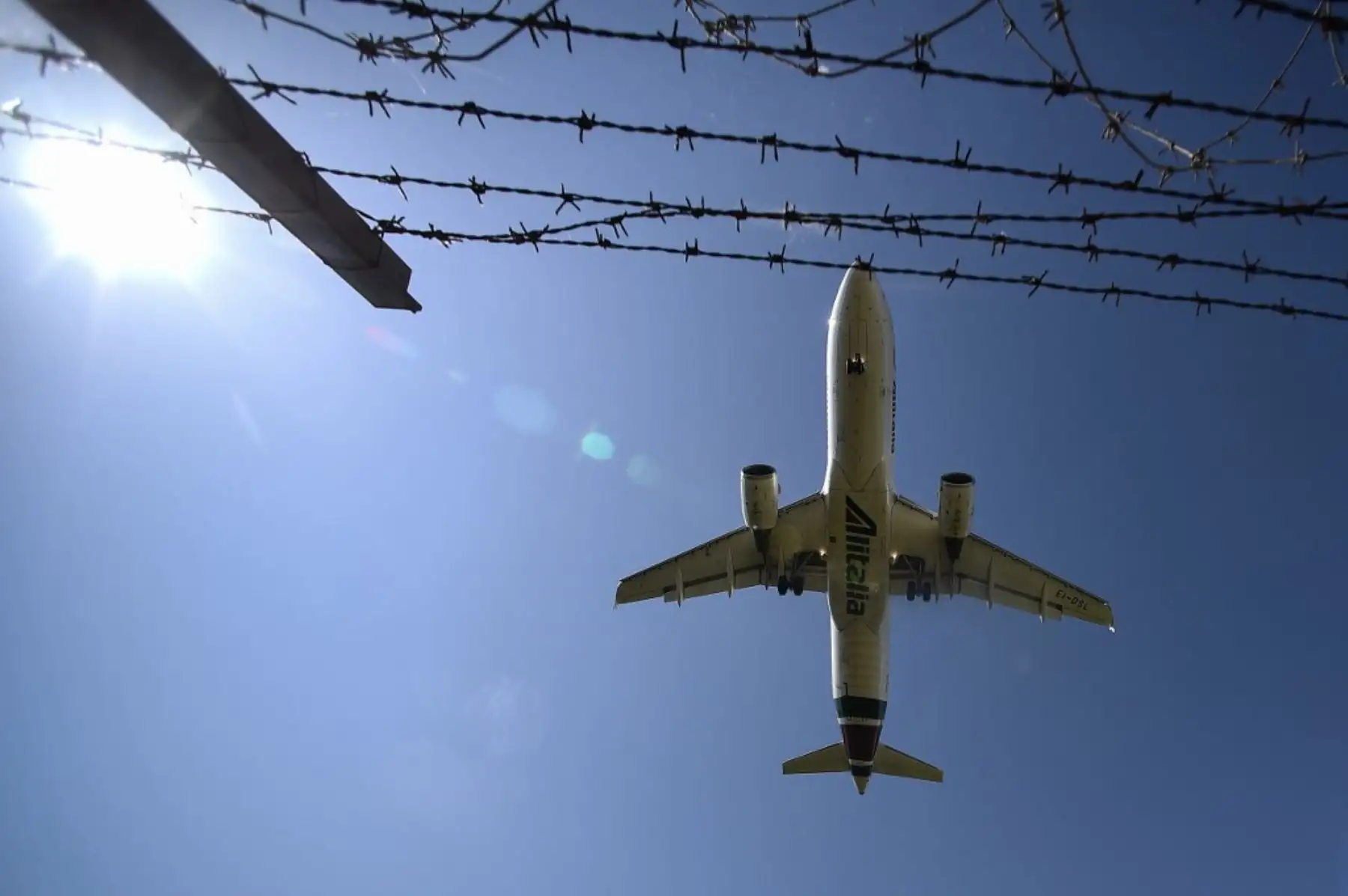 Un Airbus A320 con la librea de Alitalia aterriza en el aeropuerto Fiumicino de Roma. Foto: AFP