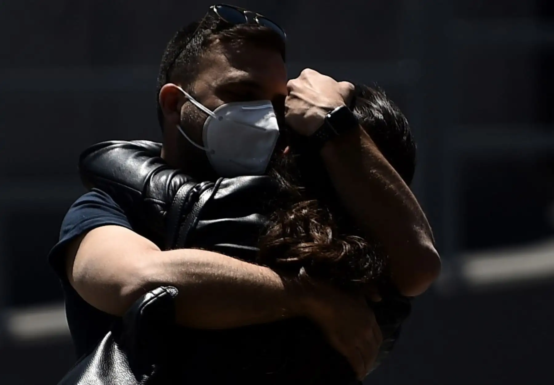 Los viajeros se abrazan en el aeropuerto Fiumicino de Roma, mientras los aeropuertos y las fronteras se abren nuevamente para que los turistas y residentes puedan viajar libremente por todo el país. Foto: AFP