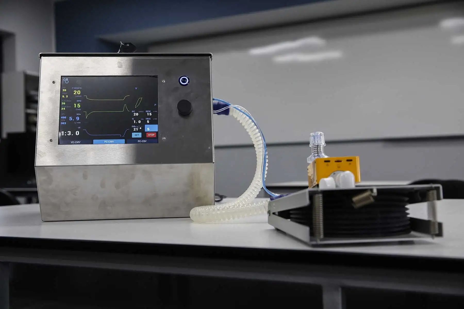 El ventilador mecánico a bajo costo cuenta con tres modos de funcionamiento diseñados para atender a pacientes infectados con covid-19.