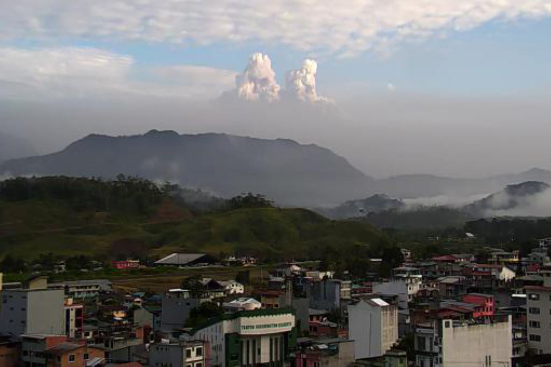 El comportamiento del volcán de 5,230 metros de altura, situado a 195 km al sur de Quito, afectó al puerto de Guayaquil, el principal foco de la pandemia de coronavirus en Ecuador con casi 10,000 contagios. ANDINA/Difusión