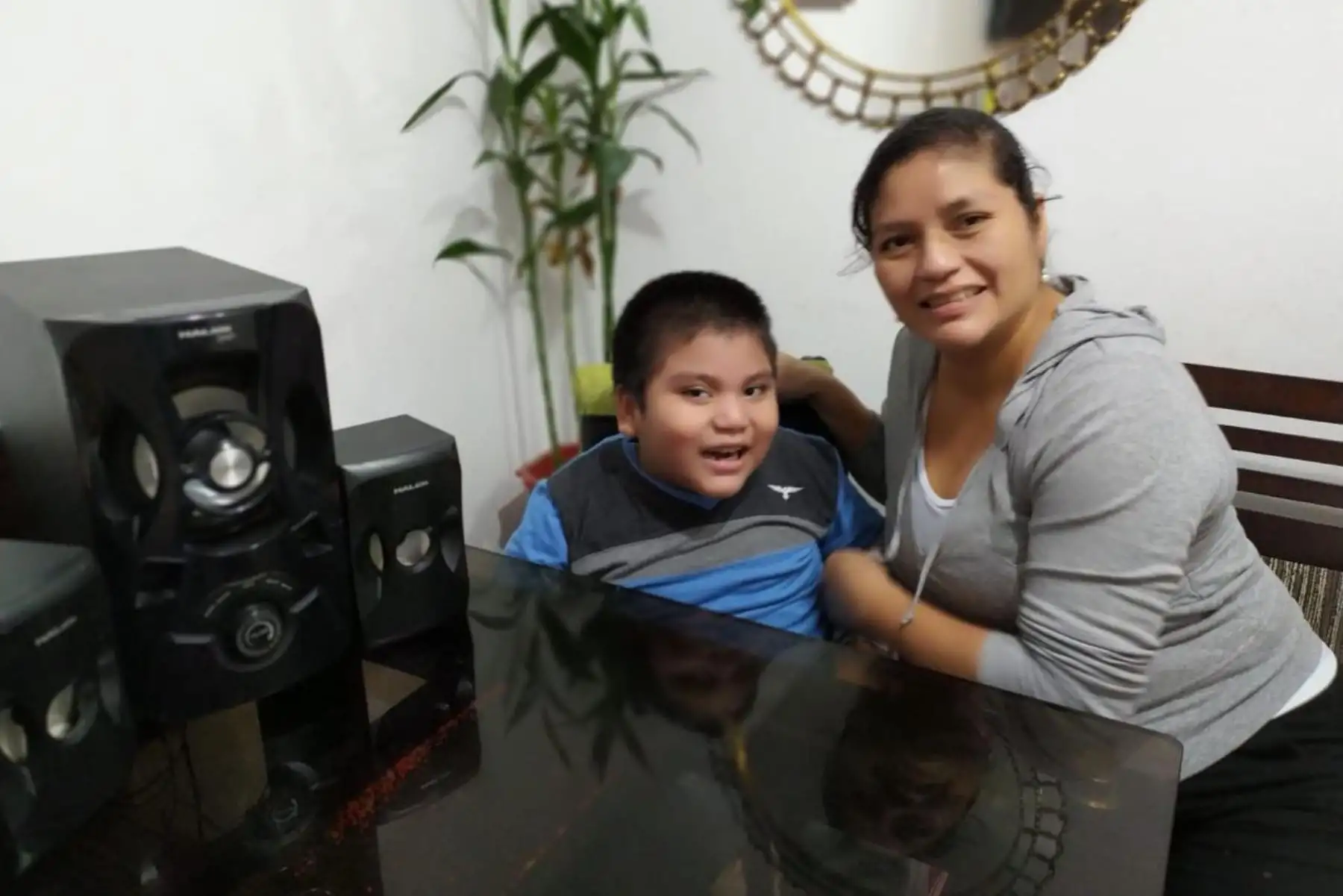 Benjamín, al lado de su madre Alicia Trujillo, es uno de los escolares con necesidades educativas especiales asociadas a discapacidad que se beneficia con el programa Aprendo en Casa. Foto: ANDINA/Minedu