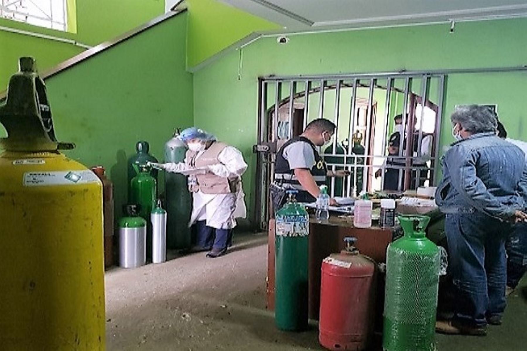 Policía y Digemid intervienen establecimientos que ofrecían oxígeno industrial como si fuera medicinal en Santa Anita y Cercado de Lima.