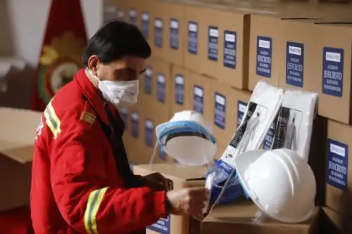 Despacho de la Primera Dama canaliza donación de implementos de bioseguridad a bomberos.