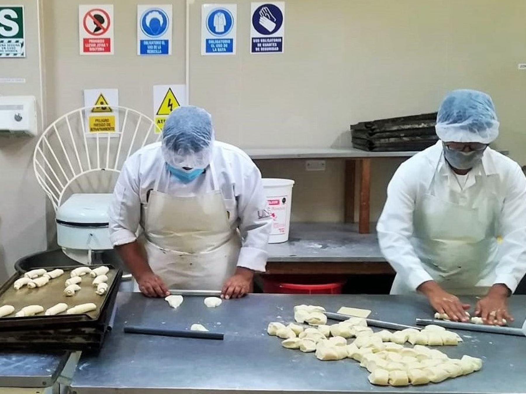 Universidad Nacional de San Agustín de Arequipa produce más de 21,000 panes para familias vulnerables ANDINA/Difusión