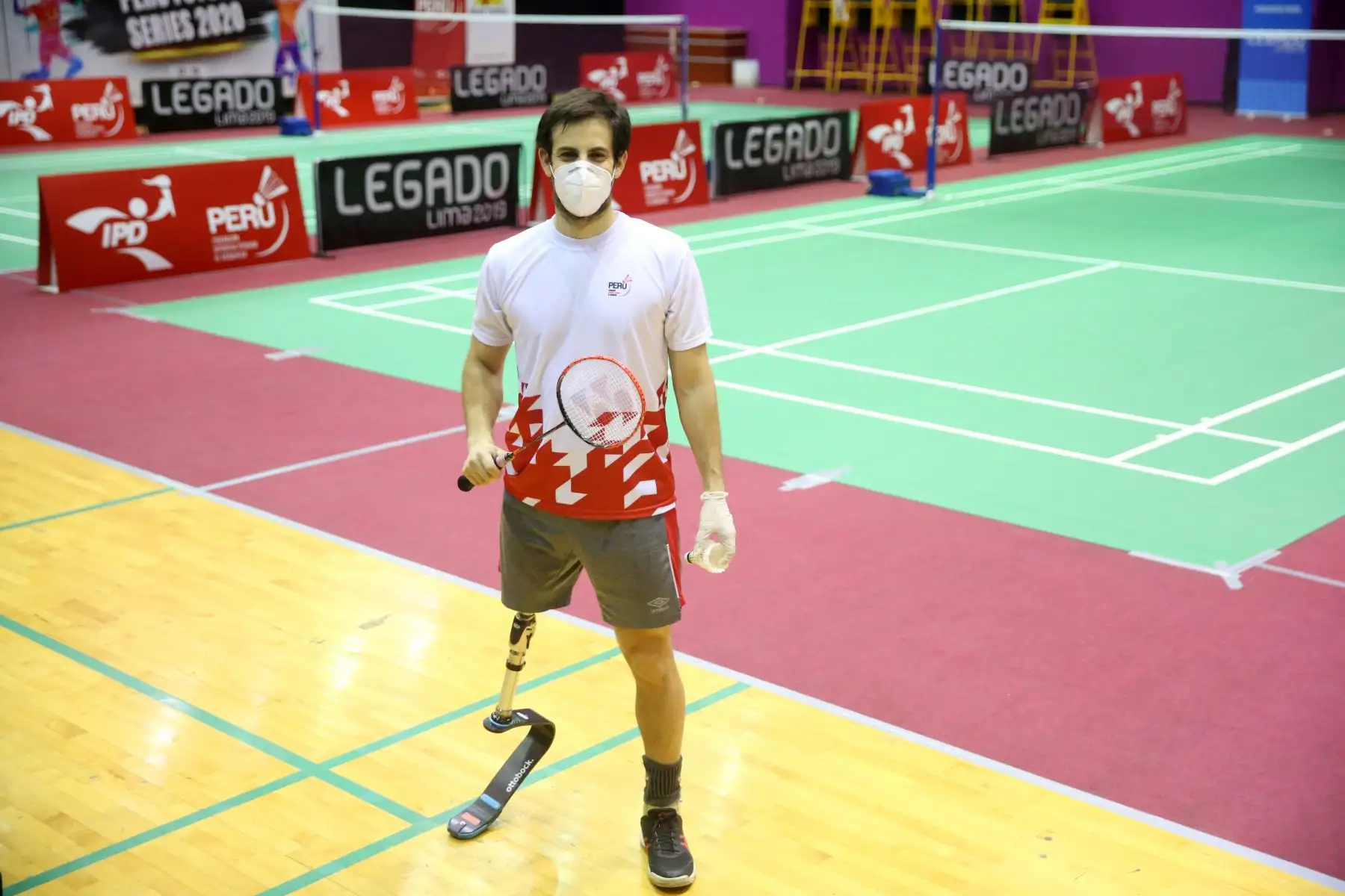 Cumpliendo las medidas de bioseguridad deportistas y Para deportistas de bádminton volvieron a los entrenamientos 86 días después de haberse dispuesto el aislamiento social por el gobierno central, como medida para contener el avance de la pandemia del covid-19. Foto: ANDINA/ Jhonel Rodríguez Robles