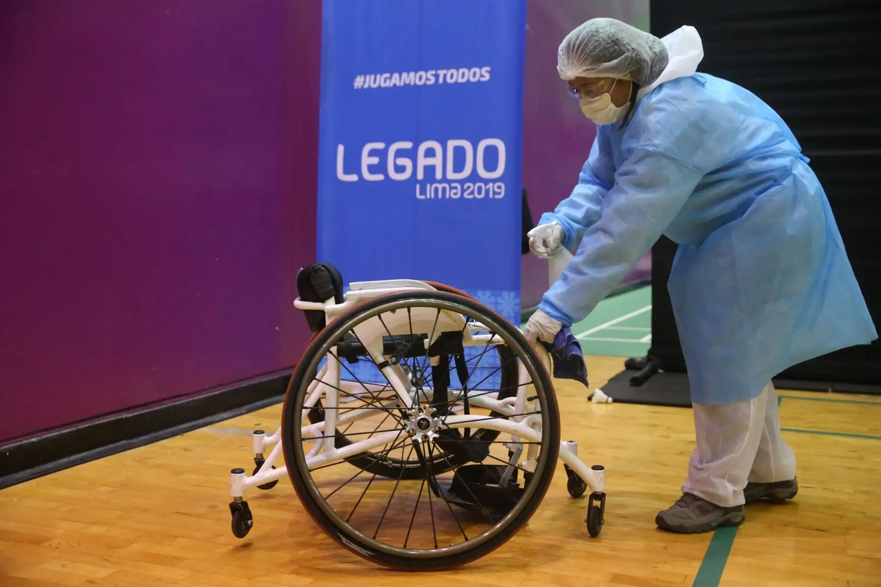 Cumpliendo las medidas de bioseguridad deportistas y Para deportistas de bádminton volvieron a los entrenamientos 86 días después de haberse dispuesto el aislamiento social por el gobierno central, como medida para contener el avance de la pandemia del covid-19. Foto: ANDINA/ Jhonel Rodríguez Robles