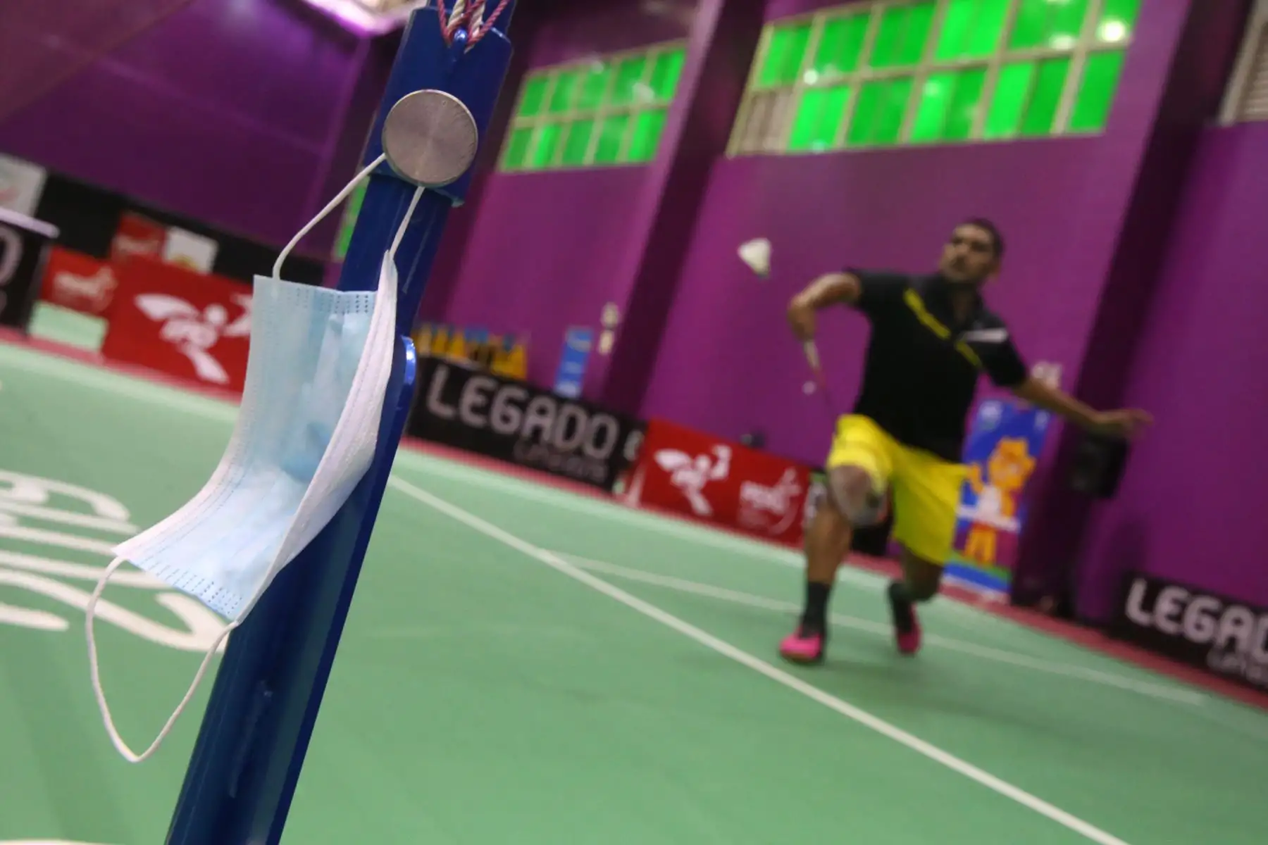 Cumpliendo las medidas de bioseguridad deportistas y Para deportistas de bádminton volvieron a los entrenamientos 86 días después de haberse dispuesto el aislamiento social por el gobierno central, como medida para contener el avance de la pandemia del covid-19. Foto: ANDINA/ Jhonel Rodríguez Robles