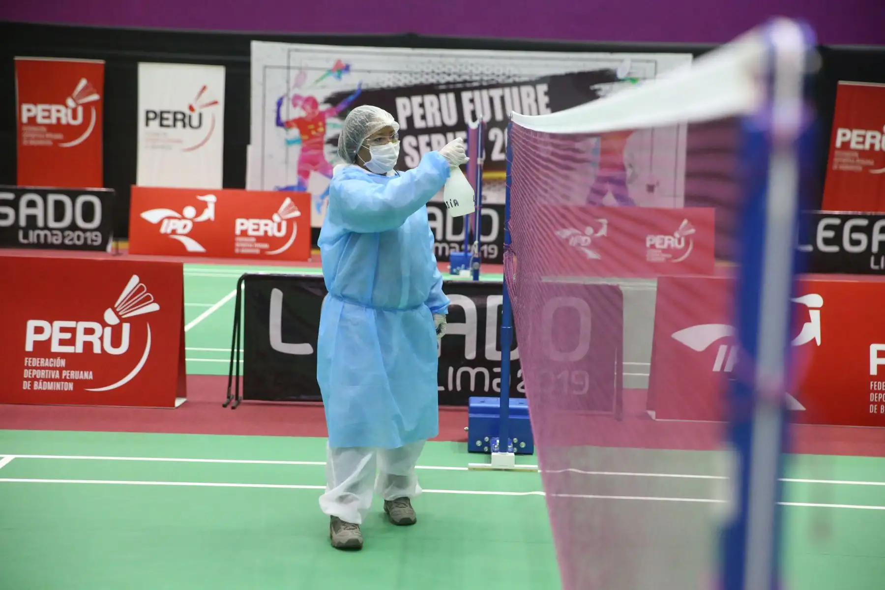 Cumpliendo las medidas de bioseguridad deportistas y Para deportistas de bádminton volvieron a los entrenamientos 86 días después de haberse dispuesto el aislamiento social por el gobierno central, como medida para contener el avance de la pandemia del covid-19. Foto: ANDINA/ Jhonel Rodríguez Robles