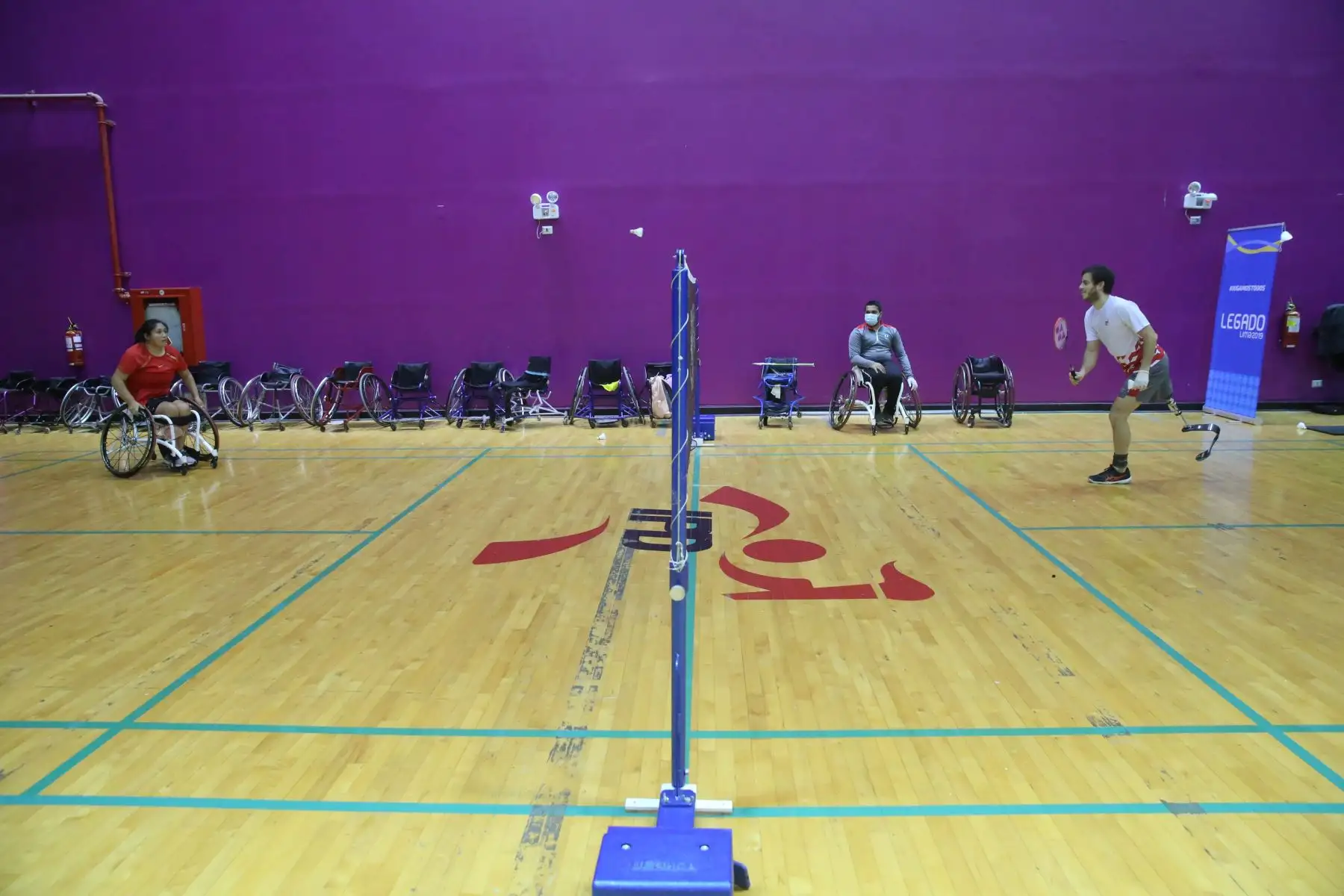 Cumpliendo las medidas de bioseguridad deportistas y Para deportistas de bádminton volvieron a los entrenamientos 86 días después de haberse dispuesto el aislamiento social por el gobierno central, como medida para contener el avance de la pandemia del covid-19. Foto: ANDINA/ Jhonel Rodríguez Robles