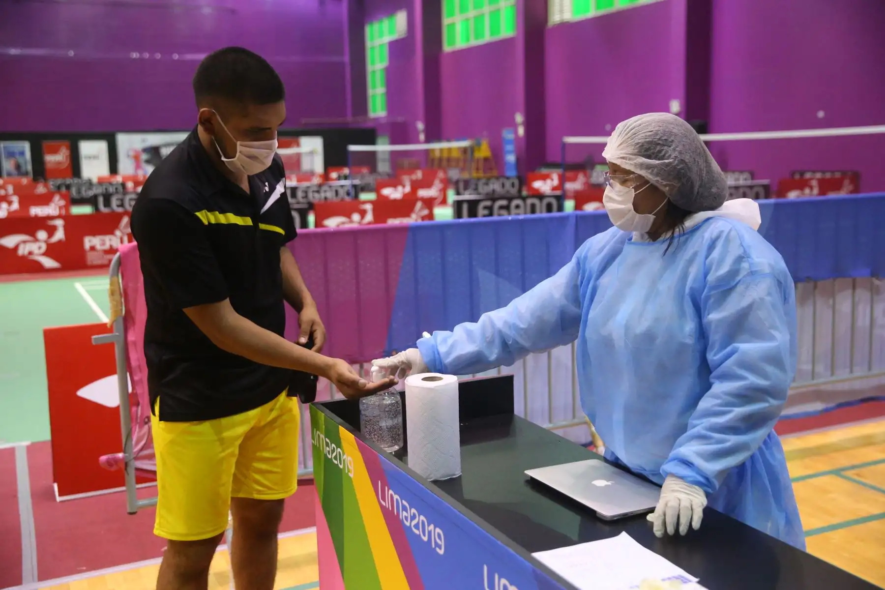 Cumpliendo las medidas de bioseguridad deportistas y Para deportistas de bádminton volvieron a los entrenamientos 86 días después de haberse dispuesto el aislamiento social por el gobierno central, como medida para contener el avance de la pandemia del covid-19. Foto: ANDINA/ Jhonel Rodríguez Robles