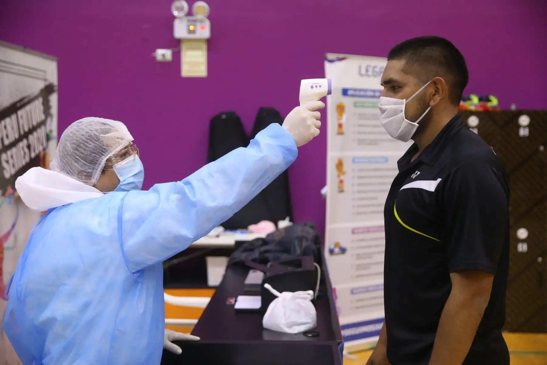 Cumpliendo las medidas de bioseguridad deportistas y Para deportistas de bádminton volvieron a los entrenamientos 86 días después de haberse dispuesto el aislamiento social por el gobierno central, como medida para contener el avance de la pandemia del covid-19. Foto: ANDINA/ Jhonel Rodríguez Robles