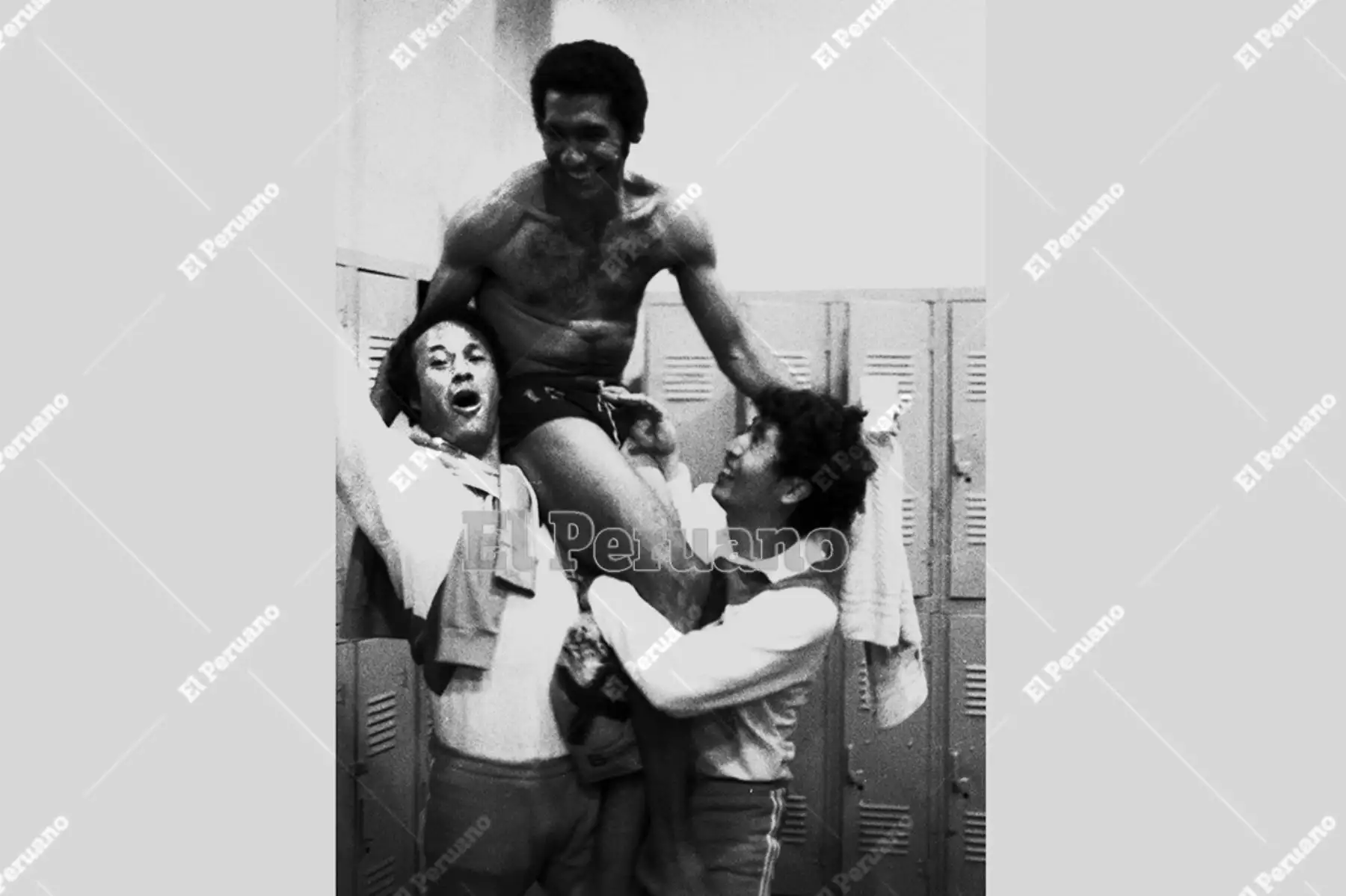 Caracas, Venezuela - 28 octubre 1975. Enrique Cassaretto y Pedro Ruiz levantan en hombros a Julio Meléndez en los camerinos. Perú se coronó campeón sudamericano de fútbol al vencer 1 - 0 a Colombia. La selección peruana se alzó por segunda vez con la Copa América. Foto: Archivo Histórico de El Peruano / Raúl Sagástegui Caracas, Venezuela - 28 octubre 1975. Enrique Cassaretto y Pedro Ruiz levantan en hombros a Julio Meléndez en los camerinos. Perú se coronó campeón sudamericano de fútbol al vencer 1 - 0 a Colombia. La selección peruana se alzó por segunda vez con la Copa América. Foto: Archivo Histórico de El Peruano / Raúl Sagástegui