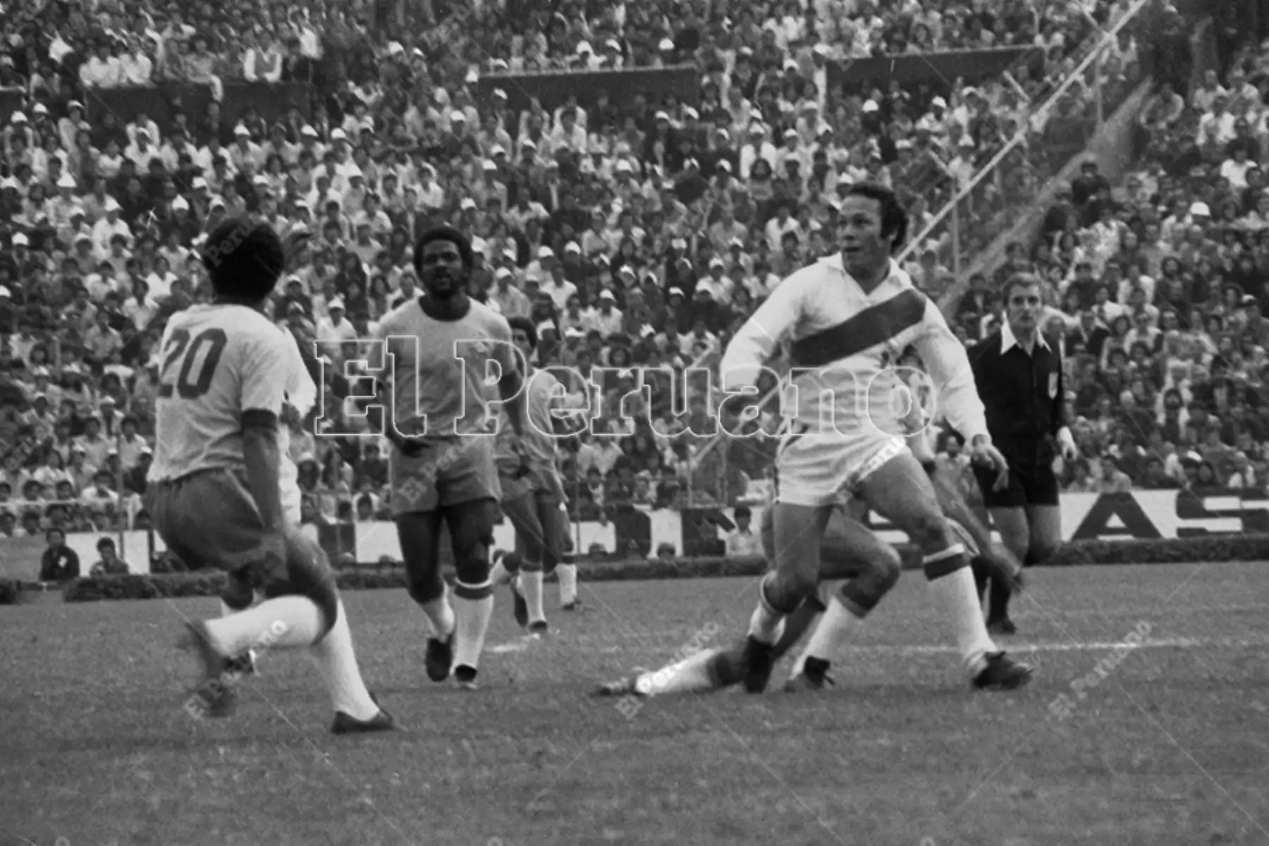 Lima - 4 octubre 1975. Enrique Cassaretto delantero de la selección peruana de futbol  que enfrentó a Brasil en partido de vuelta por las semifinales de la Copa América. Foto: Archivo Histórico de El Peruano / Nelson Vela Lima - 4 octubre 1975. Enrique Cassaretto delantero de la selección peruana de futbol  que enfrentó a Brasil en partido de vuelta por las semifinales de la Copa América. Foto: Archivo Histórico de El Peruano / Nelson Vela