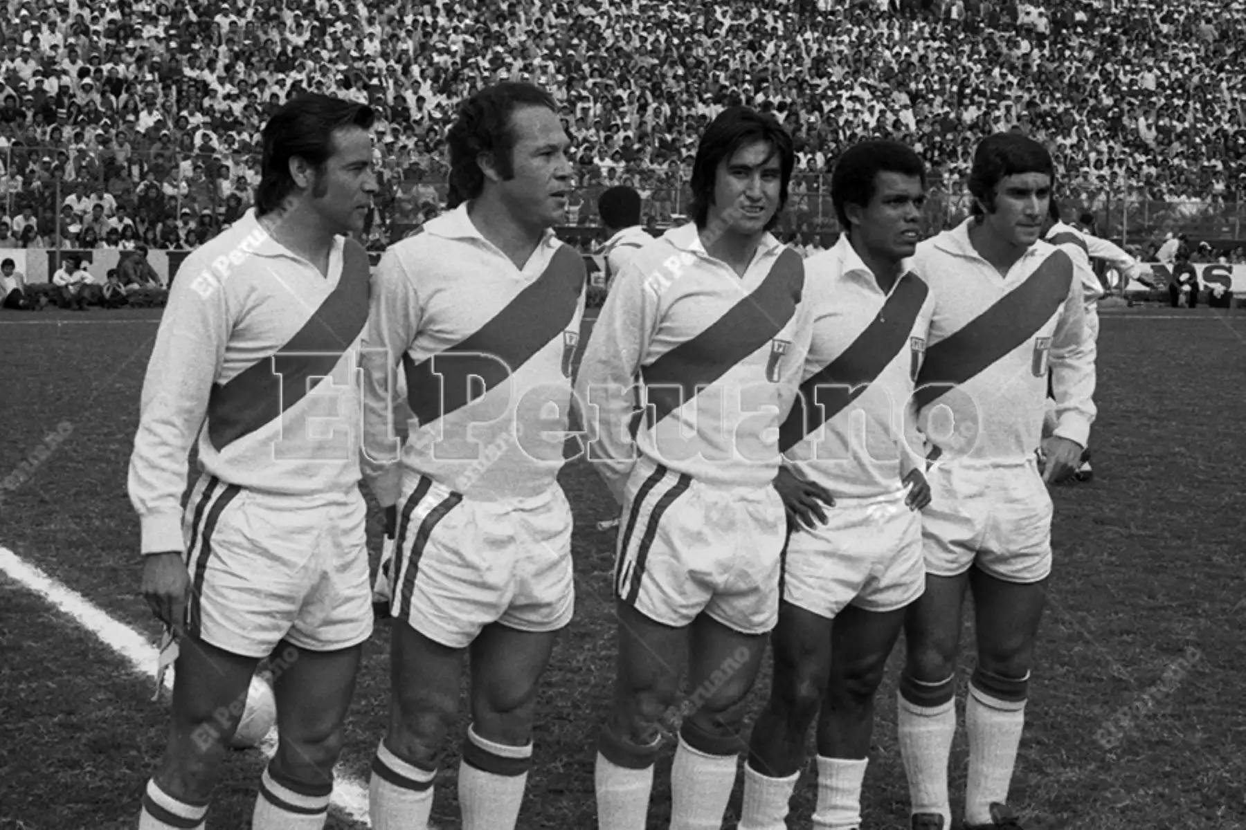 Lima - 4 octubre 1975. Oswaldo Ramírez, Enrique Cassaretto, Percy Rojas, Teófilo Cubillas y Juan Carlos Oblitas figuras de la selección peruana de futbol  que enfrentó a Brasil en partido de vuelta por las semifinales de la Copa América. Foto: Arcchivo Histórico de El Peruano / Nelson Vela Lima - 4 octubre 1975. Oswaldo Ramírez, Enrique Cassaretto, Percy Rojas, Teófilo Cubillas y Juan Carlos Oblitas figuras de la selección peruana de futbol  que enfrentó a Brasil en partido de vuelta por las semifinales de la Copa América. Foto: Arcchivo Histórico de El Peruano / Nelson Vela