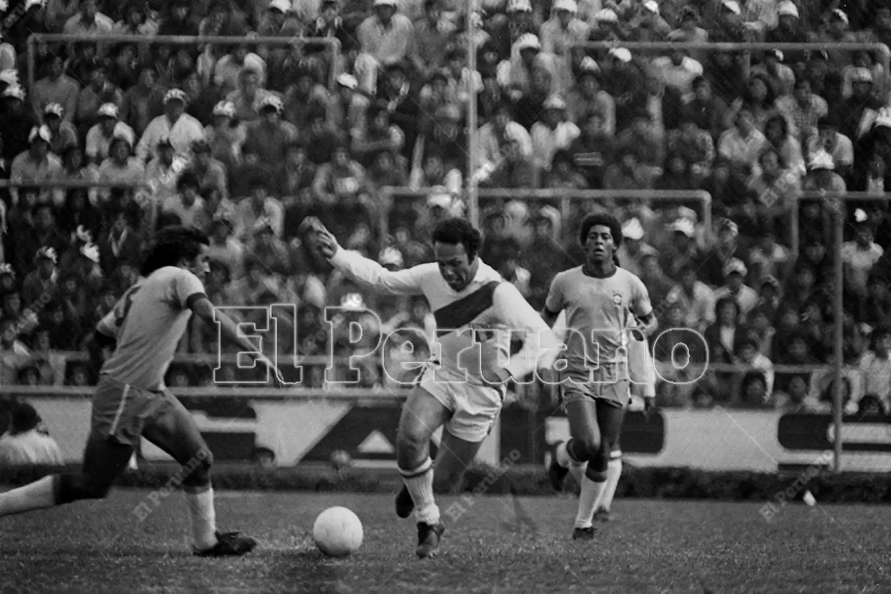 Lima - 4 octubre 1975. Enrique Cassaretto, delantero de la la selección peruana de futbol que cayó ante su similar de Brasil por 0-2 en en partido de vuelta por las semifinales de la Copa América.  Foto: Archivo Histórico de El Peruano / Raúl Sagástegui Lima - 4 octubre 1975. Enrique Cassaretto, delantero de la la selección peruana de futbol que cayó ante su similar de Brasil por 0-2 en en partido de vuelta por las semifinales de la Copa América.  Foto: Archivo Histórico de El Peruano / Raúl Sagástegui