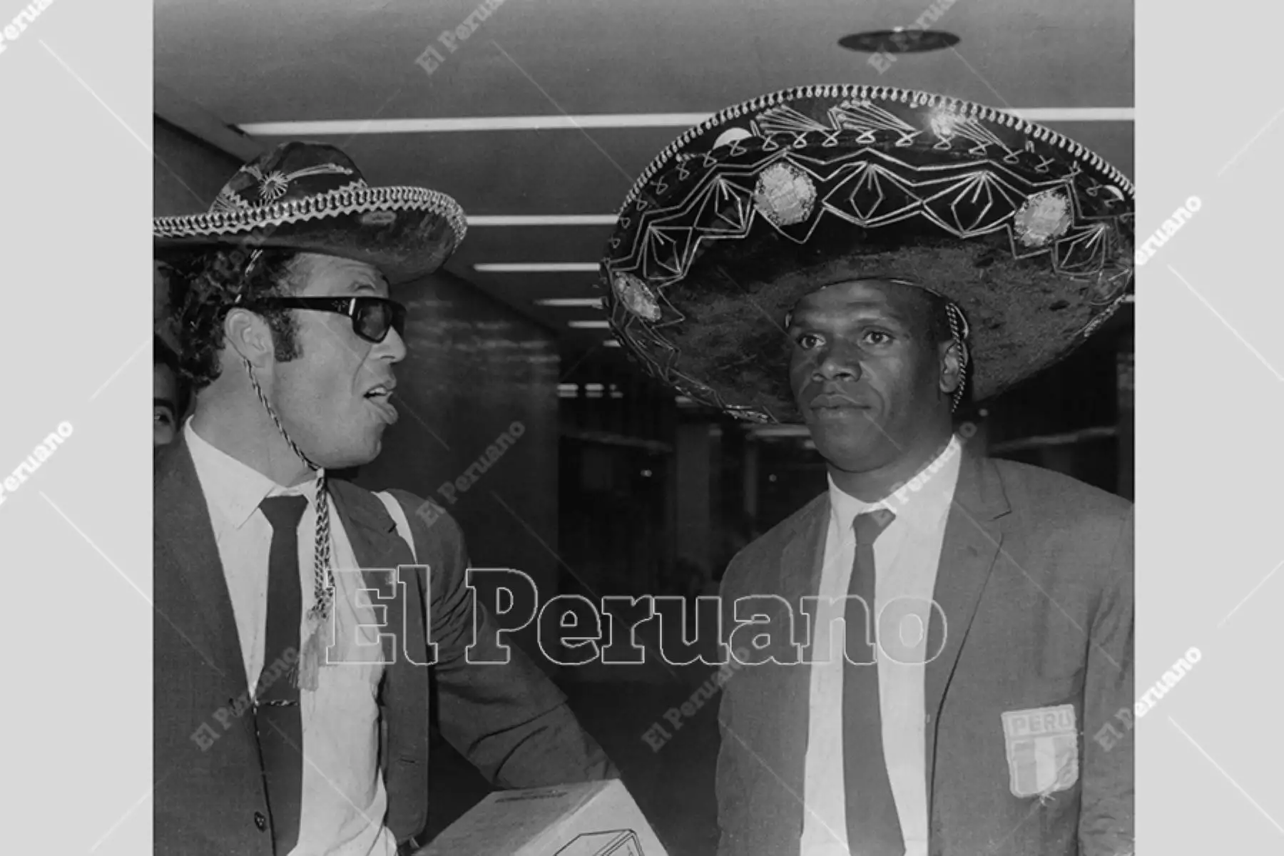 Callao - 25 mayo 1969. Enrique Cassaretto y Pedro Pablo "Perico" León. La seleccón peruana de fútbol retornó de Ecuador donde empató 1-1 con la selección de Pichincha como parte de su preparación para las eliminatorias del mundial de México 70. Foto: Archivo Histórico El Peruano Callao - 25 mayo 1969. Enrique Cassaretto y Pedro Pablo "Perico" León. La seleccón peruana de fútbol retornó de Ecuador donde empató 1-1 con la selección de Pichincha como parte de su preparación para las eliminatorias del mundial de México 70. Foto: Archivo Histórico El Peruano