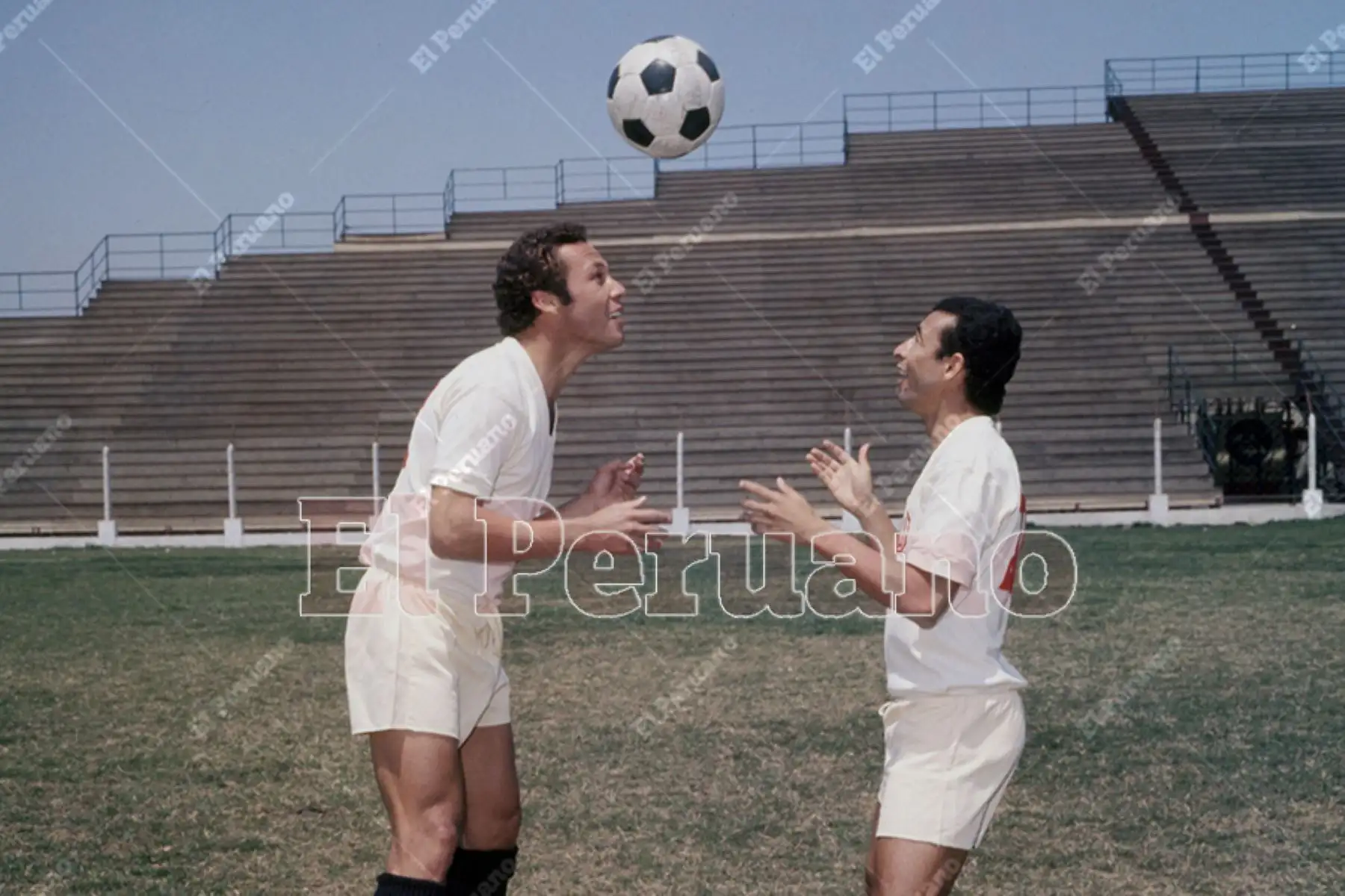 Lima _ Década 1970. Enrique Cassaretto (iz); delantero de Universitario de Deportes. Foto: Archivo Histórico de El Peruano Lima _ Década 1970. Enrique Cassaretto (iz); delantero de Universitario de Deportes. Foto: Archivo Histórico de El Peruano