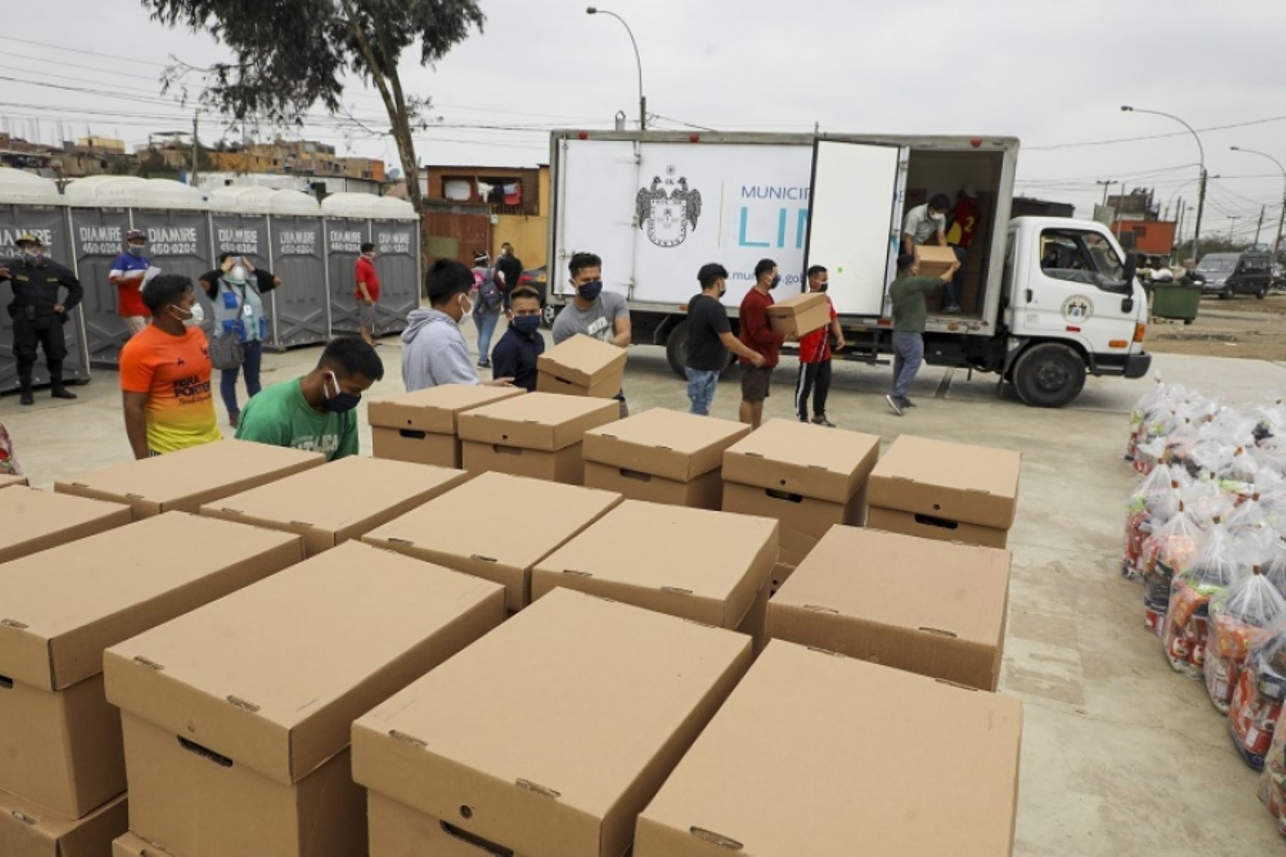 Municipalidad de Lima entregó víveres y útiles escolares a comunidad de Cantagallo. Foto: ANDINA/Difusión.