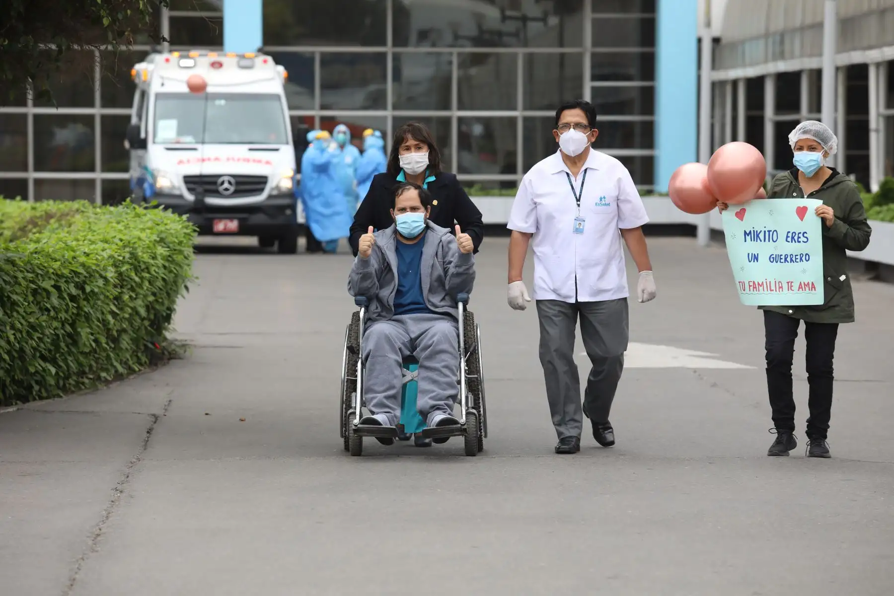 Miguel Rodríguez, médico de Chincheta de Iquitos quien  luchó en primera línea, superó valientemente al covid-19, y hoy regresa a casa con su familia.
Foto: Essalud