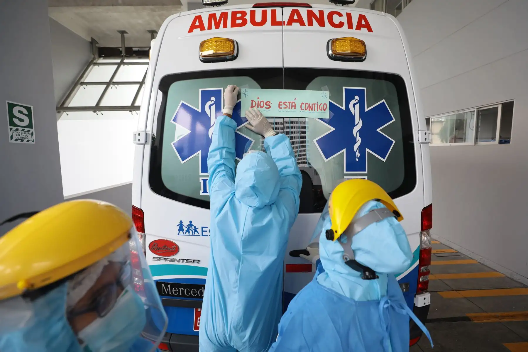 Miguel Rodríguez, médico de Chincheta de Iquitos quien  luchó en primera línea, superó valientemente al covid-19, y hoy regresa a casa con su familia.
Foto: Essalud