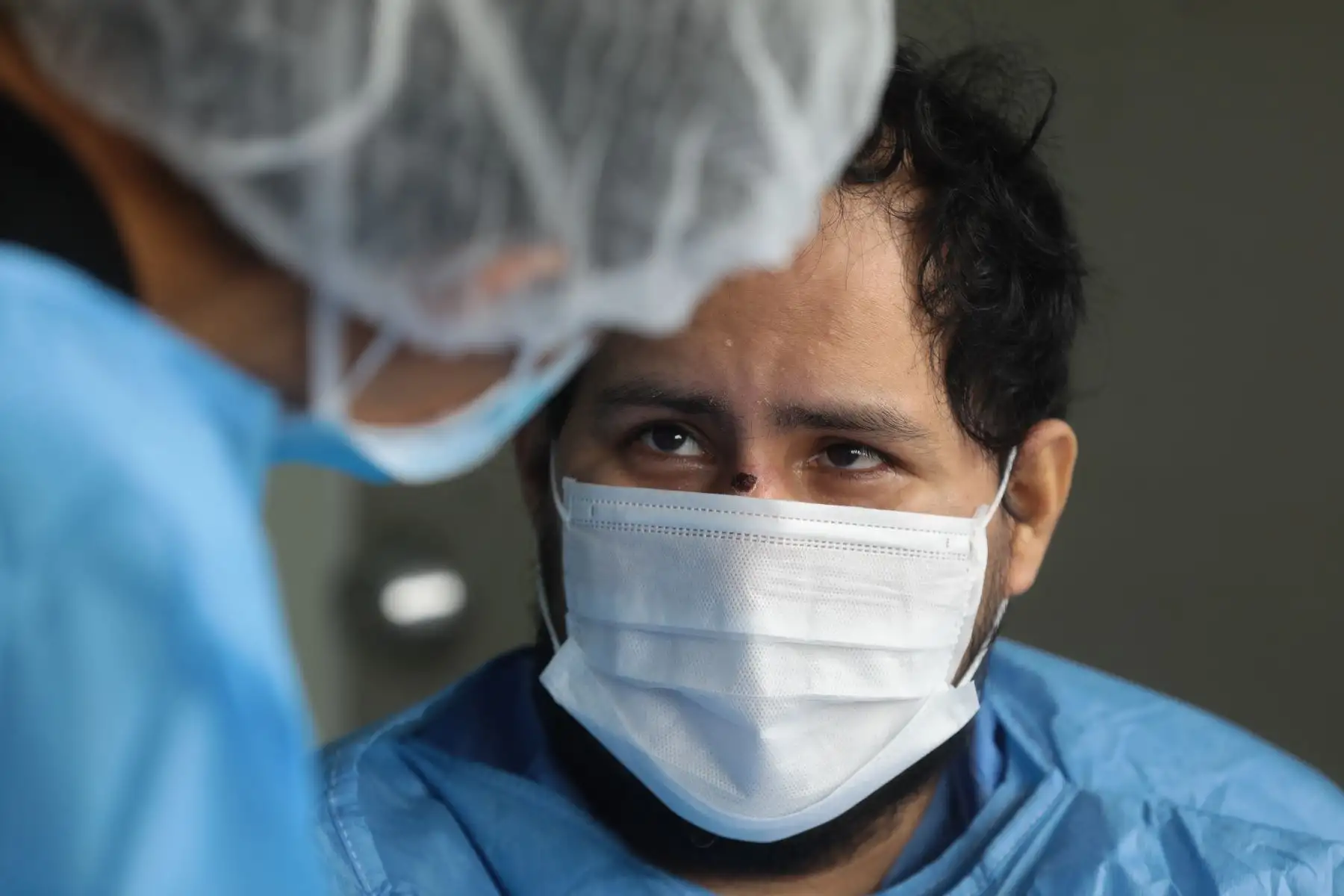 Miguel Rodríguez, médico de Chincheta de Iquitos quien  luchó en primera línea, superó valientemente al covid-19, y hoy regresa a casa con su familia.
Foto: Essalud